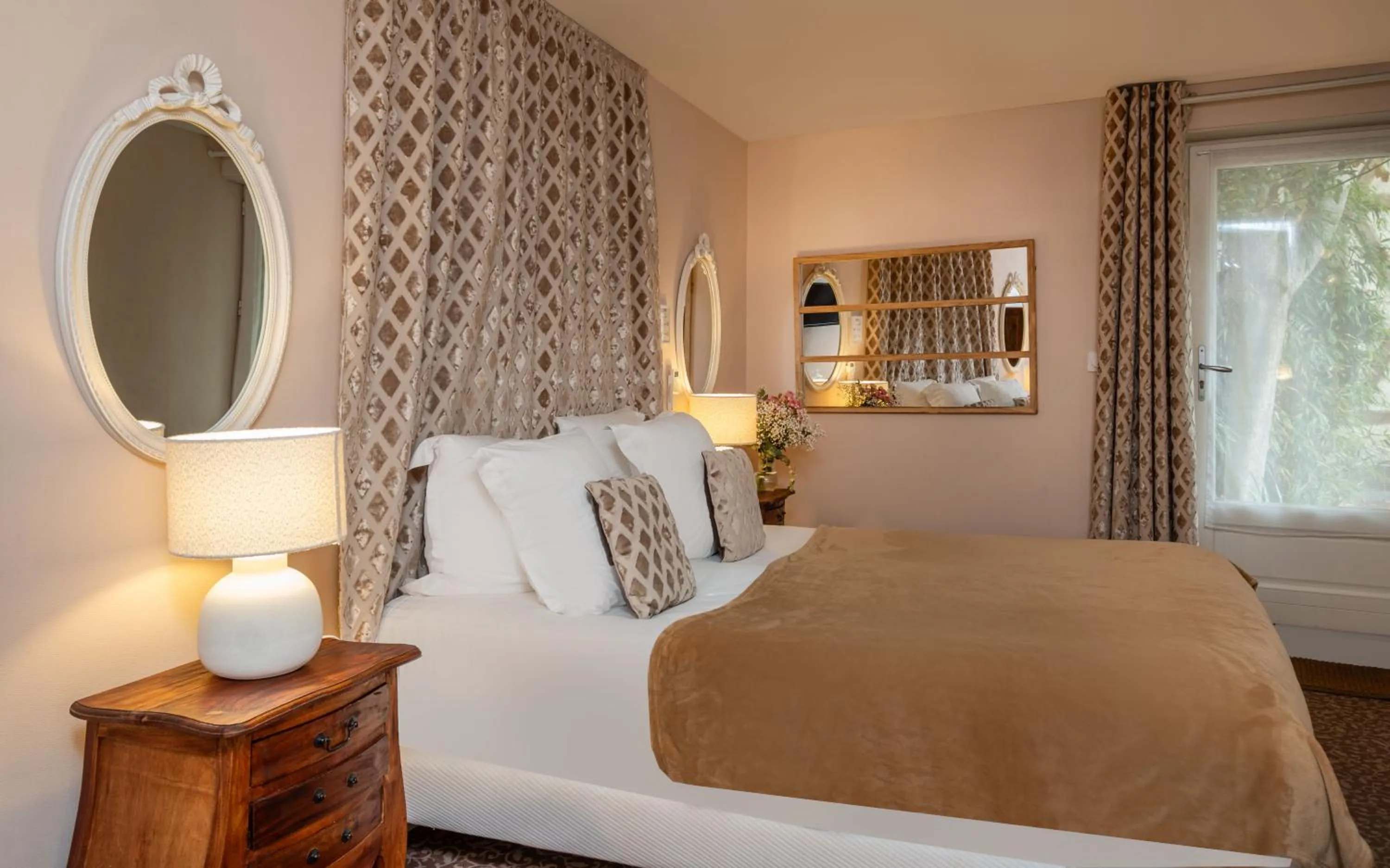 Photo of the whole room, Bed in Le Pavillon des Lys - Hôtel Particulier