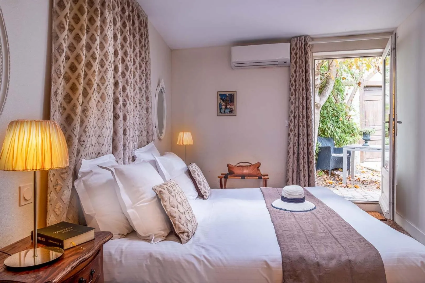 Bedroom, Bed in Le Pavillon des Lys - Hôtel Particulier