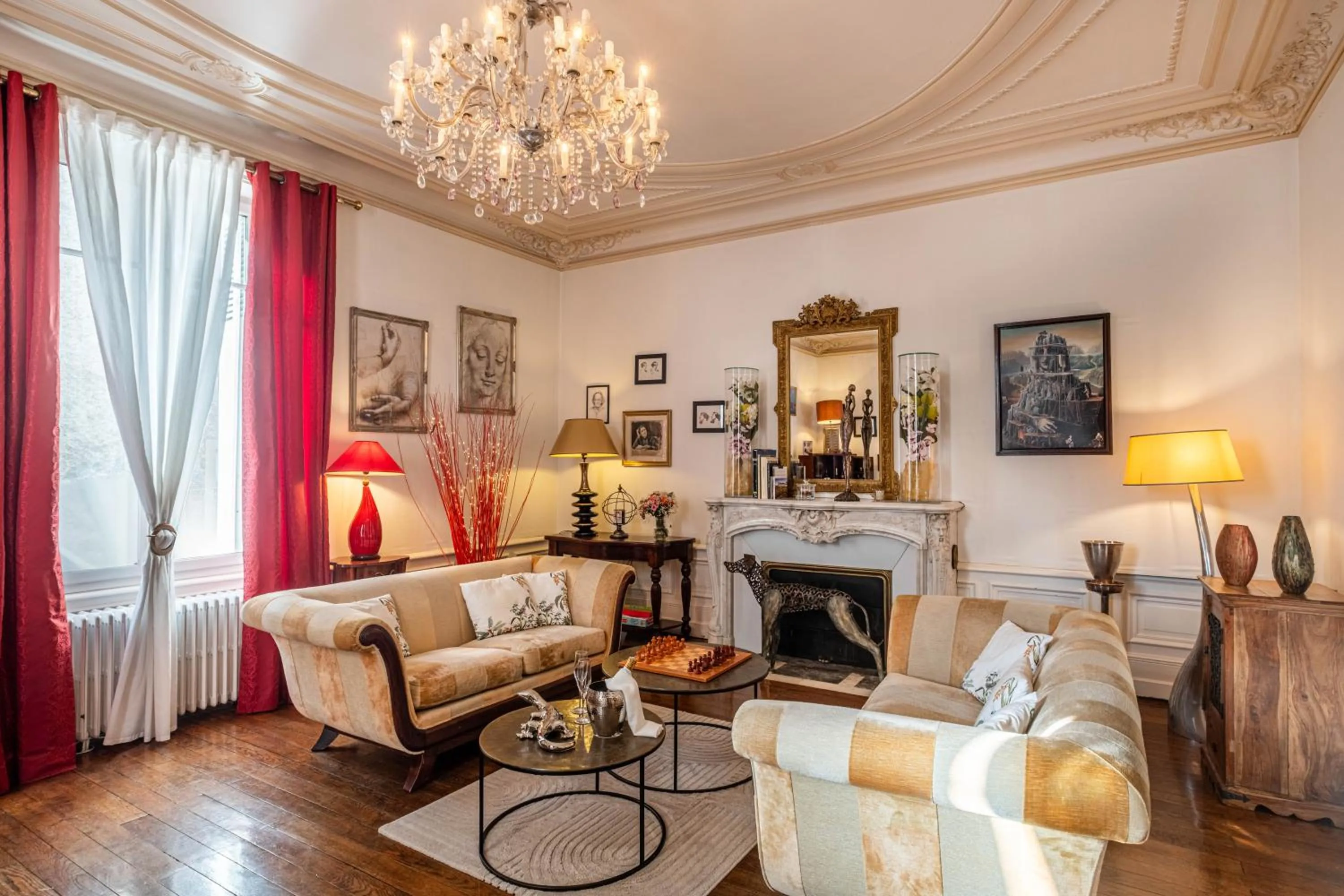 Lounge or bar in Le Pavillon des Lys - Hôtel Particulier