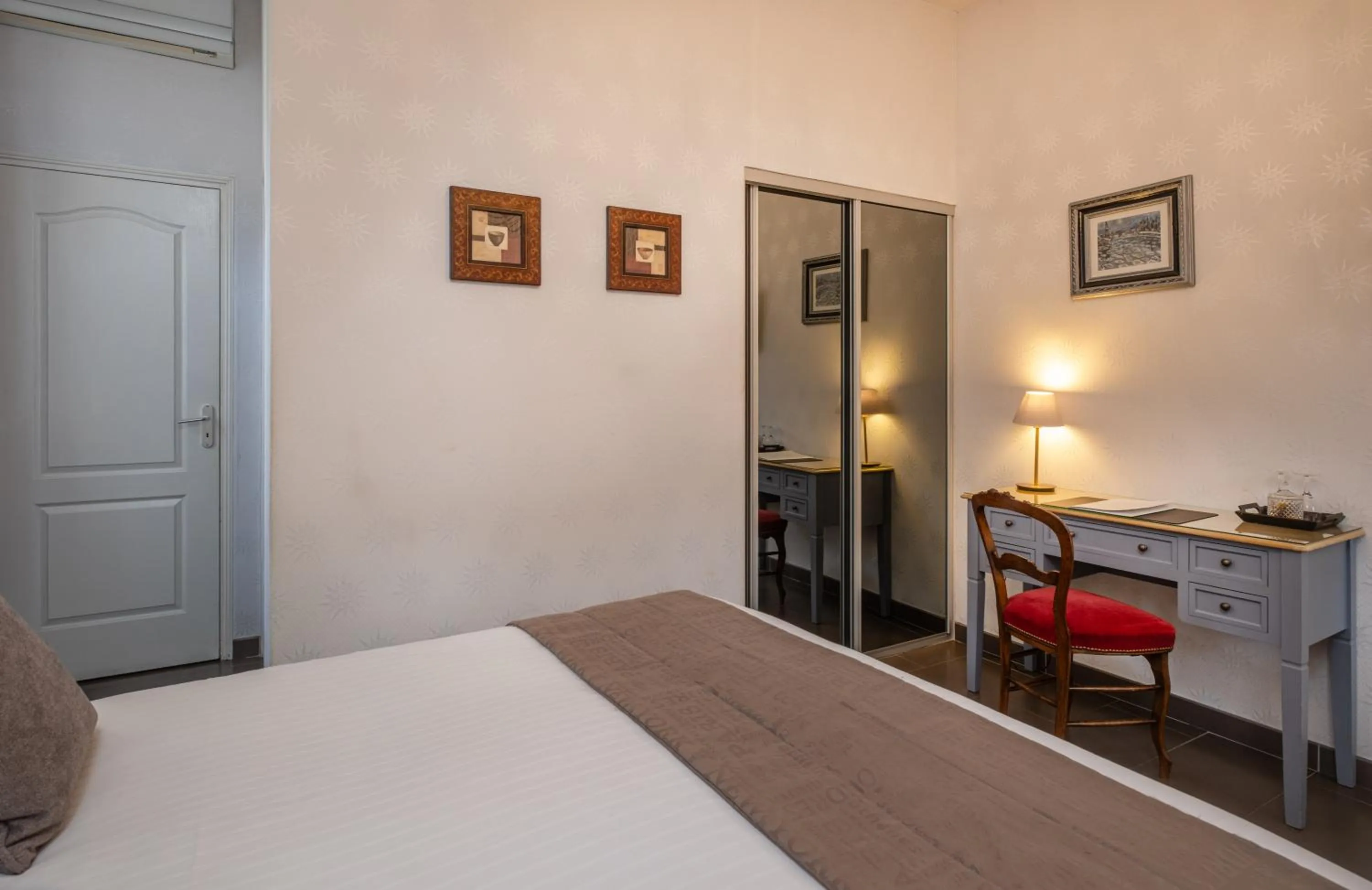 Photo of the whole room, Bed in Le Pavillon des Lys - Hôtel Particulier