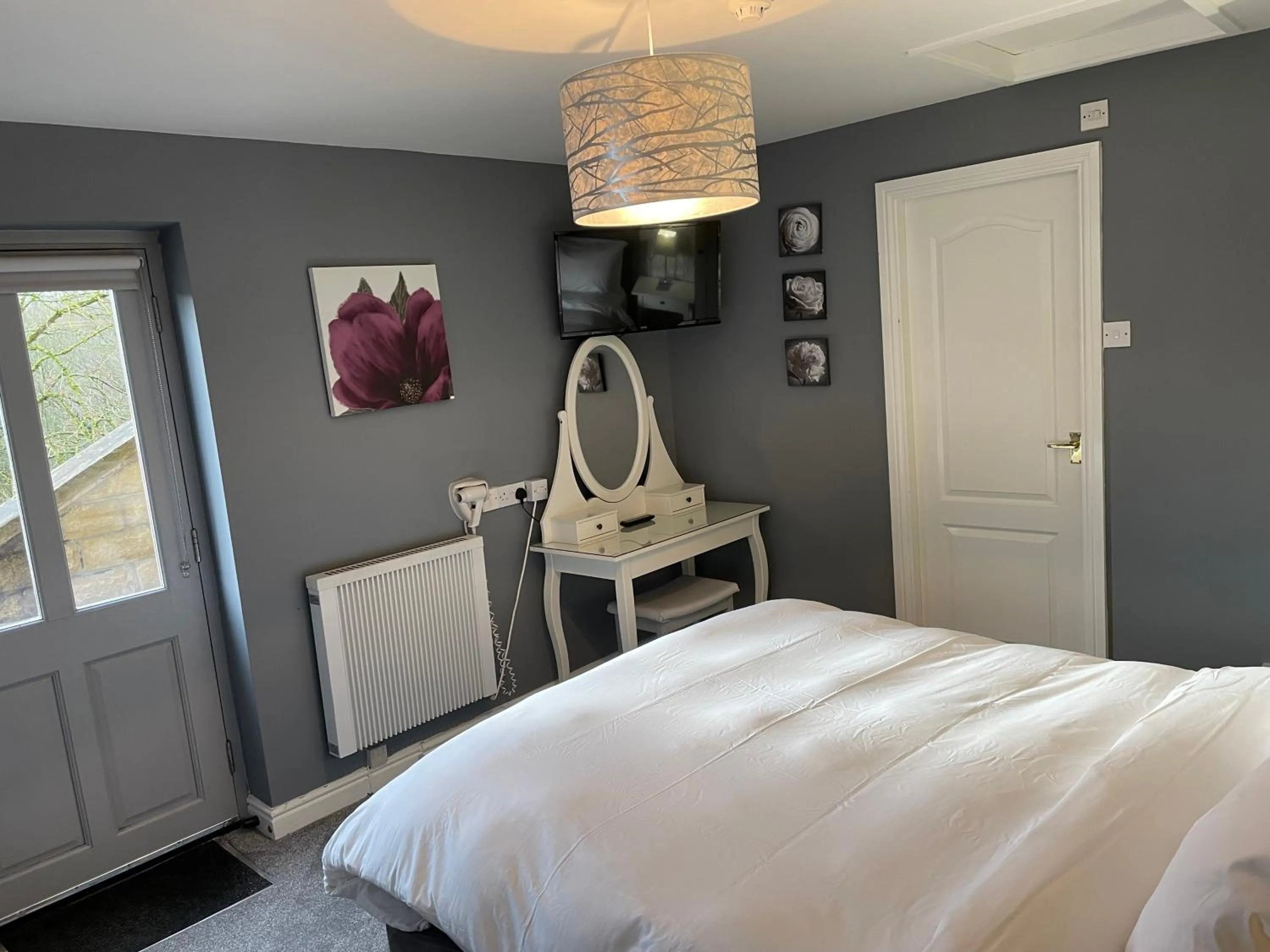 Photo of the whole room in The Sycamore Inn