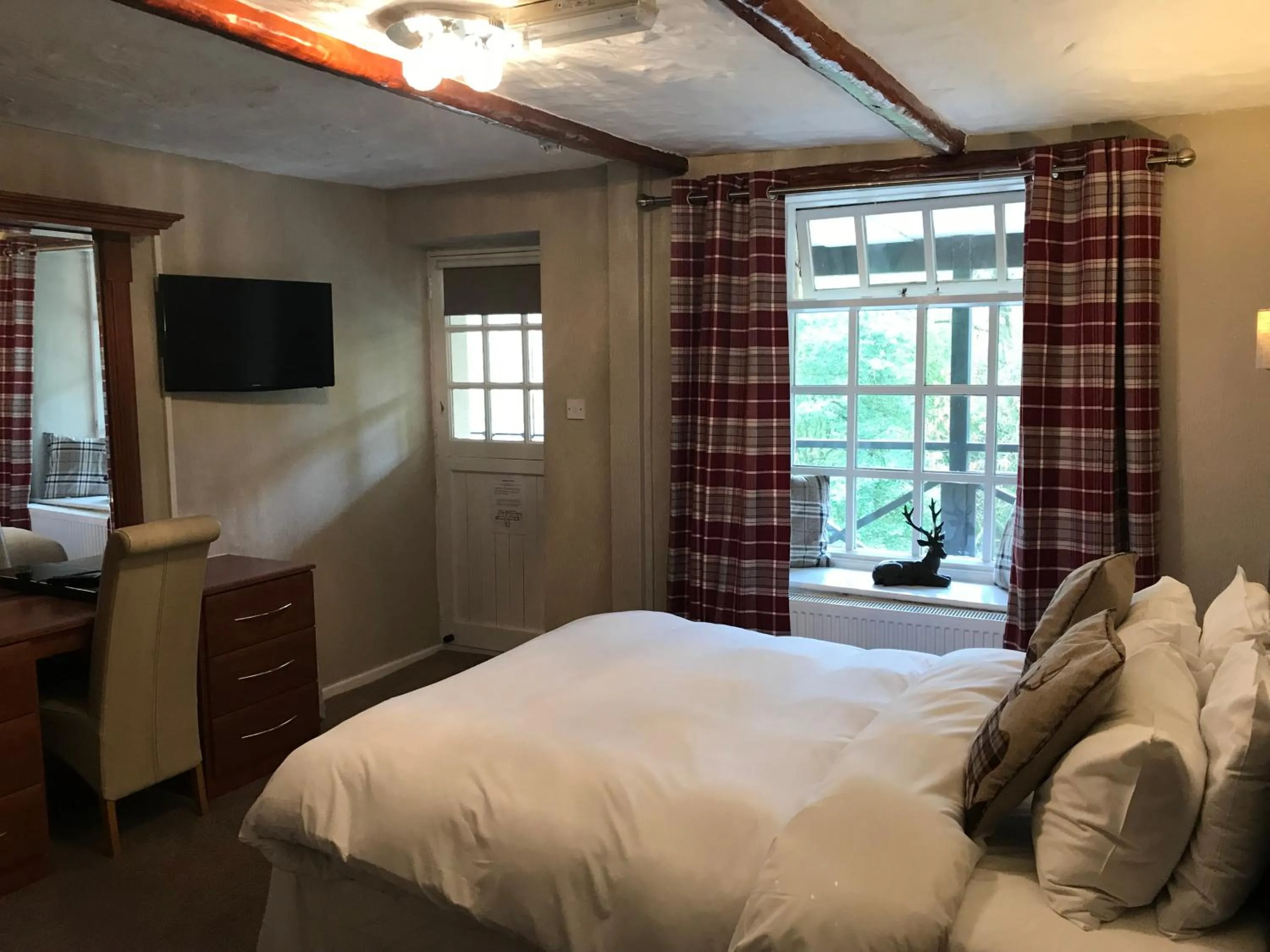 Bed in The Sycamore Inn