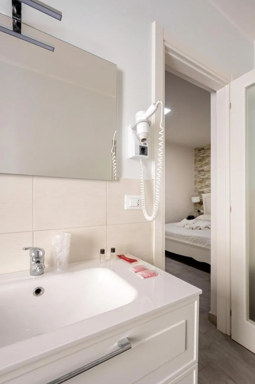 Bathroom, Bed in Porta Nazionale Dependance