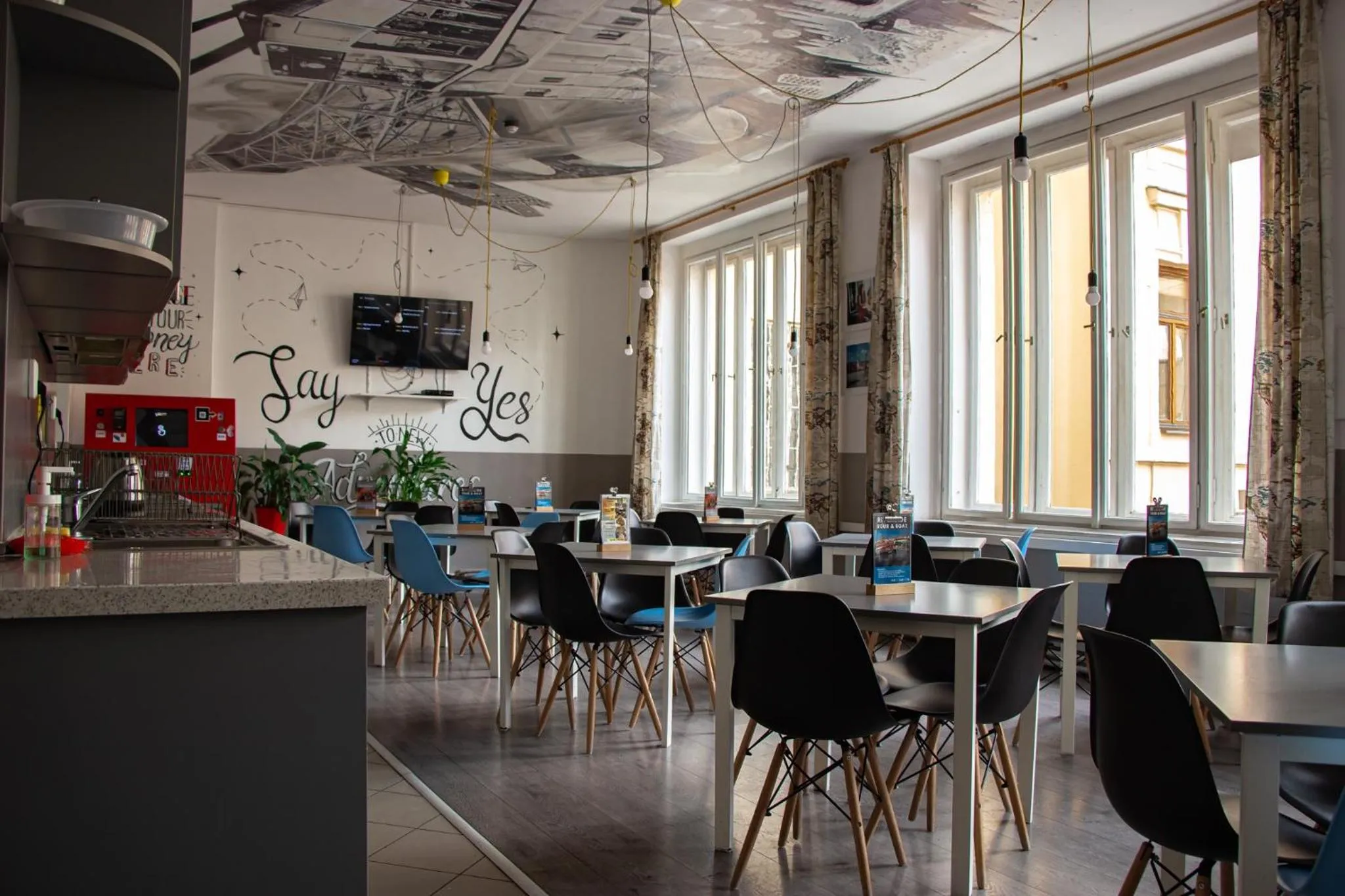 Restaurant/places to eat in Hostel Downtown