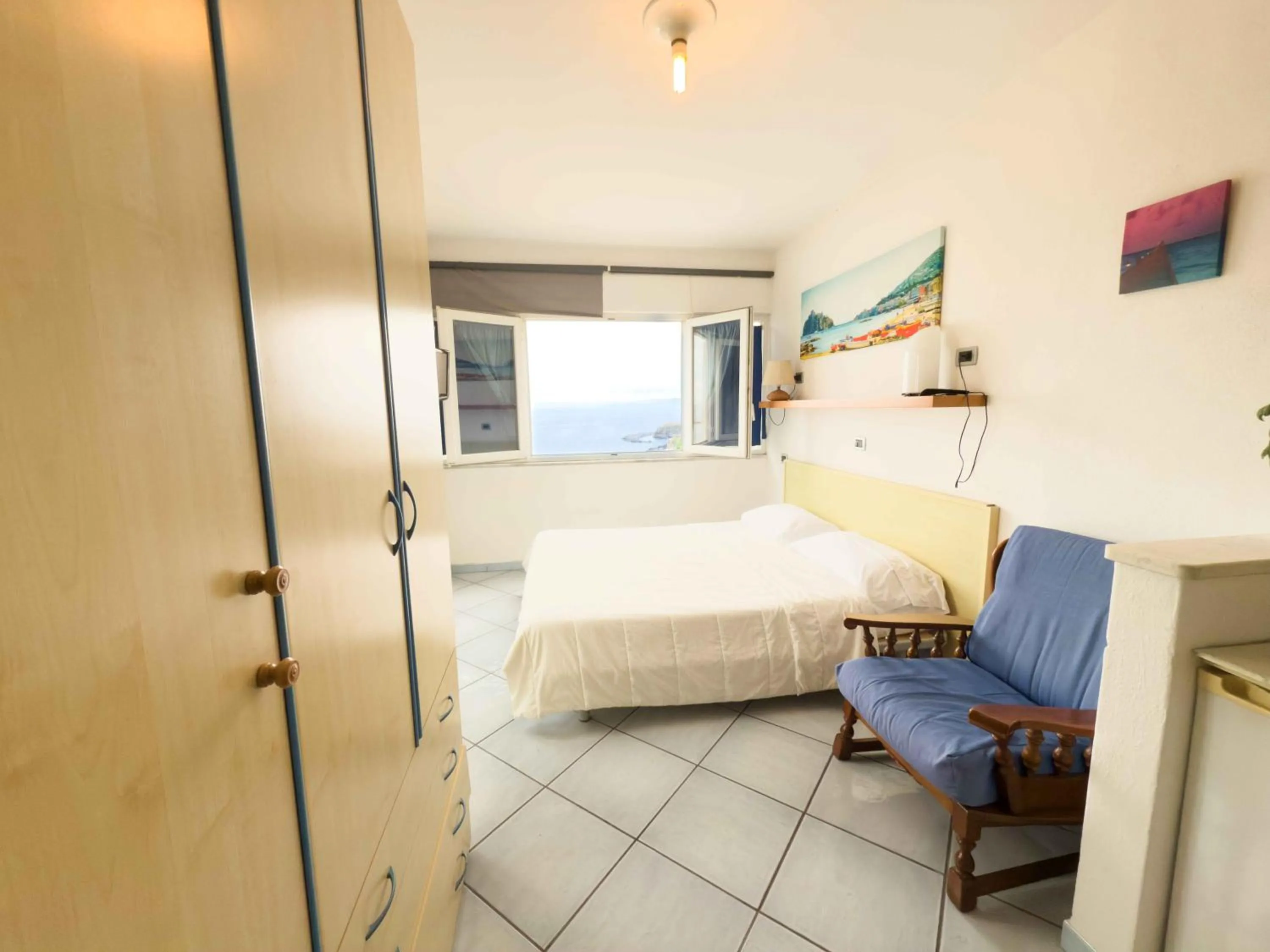 Photo of the whole room, Bed in Excelsior Mare Suite