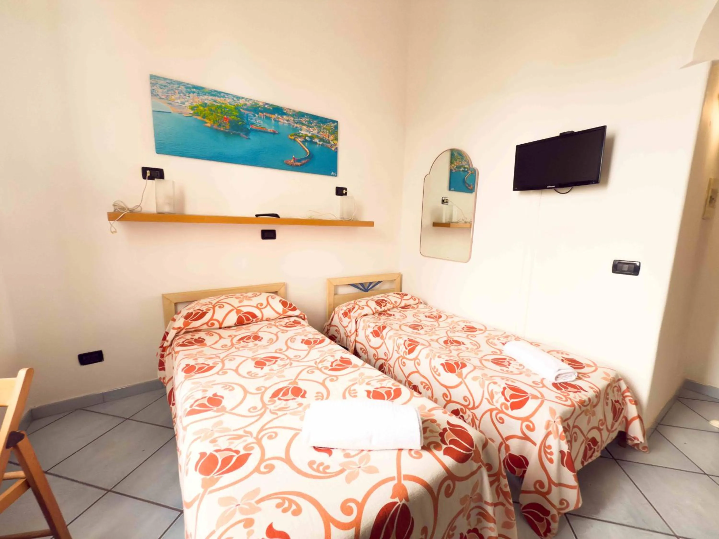 Photo of the whole room, Bed in Excelsior Mare Suite