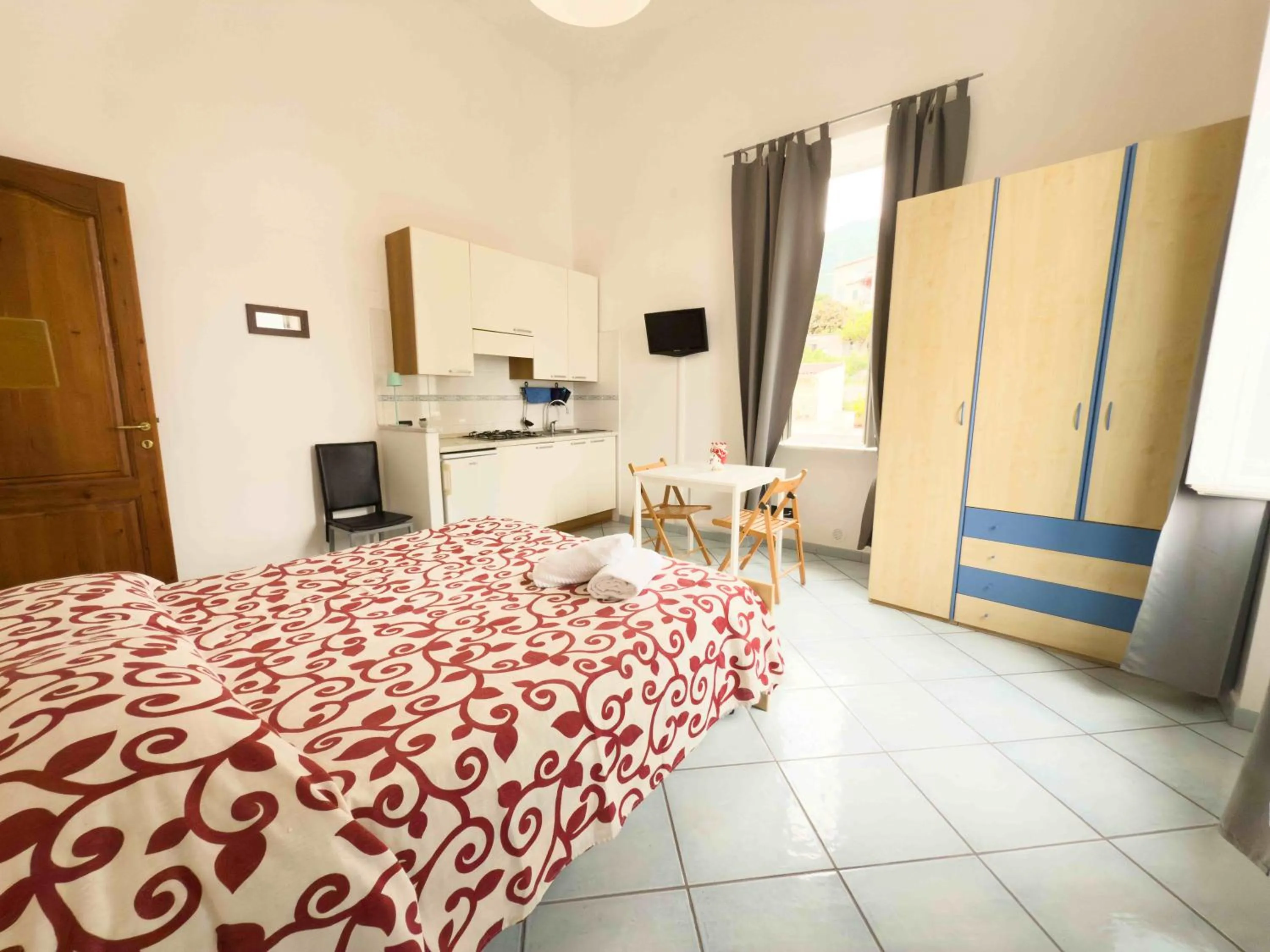 Photo of the whole room, Bed in Excelsior Mare Suite