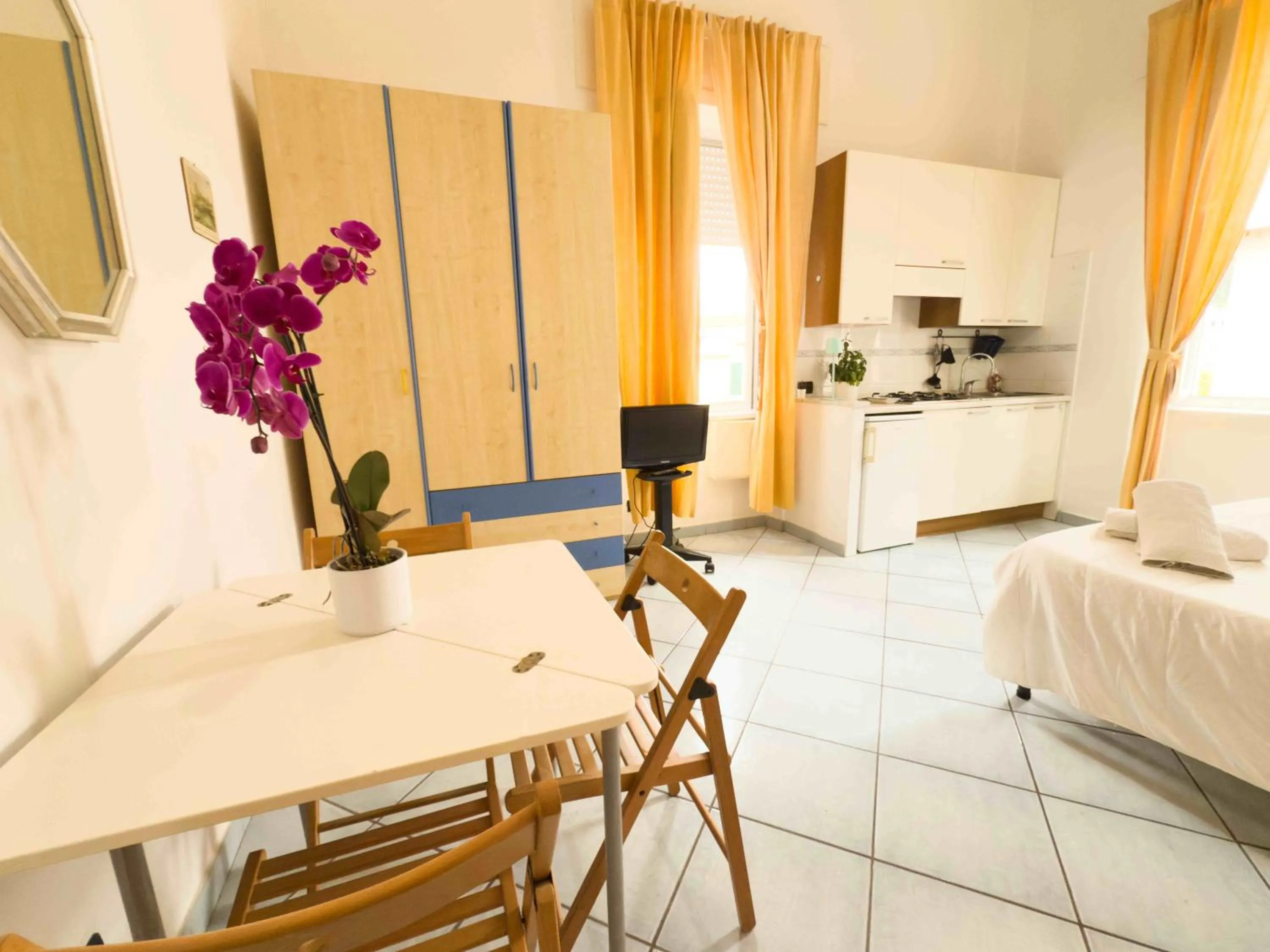 Photo of the whole room, Bed in Excelsior Mare Suite