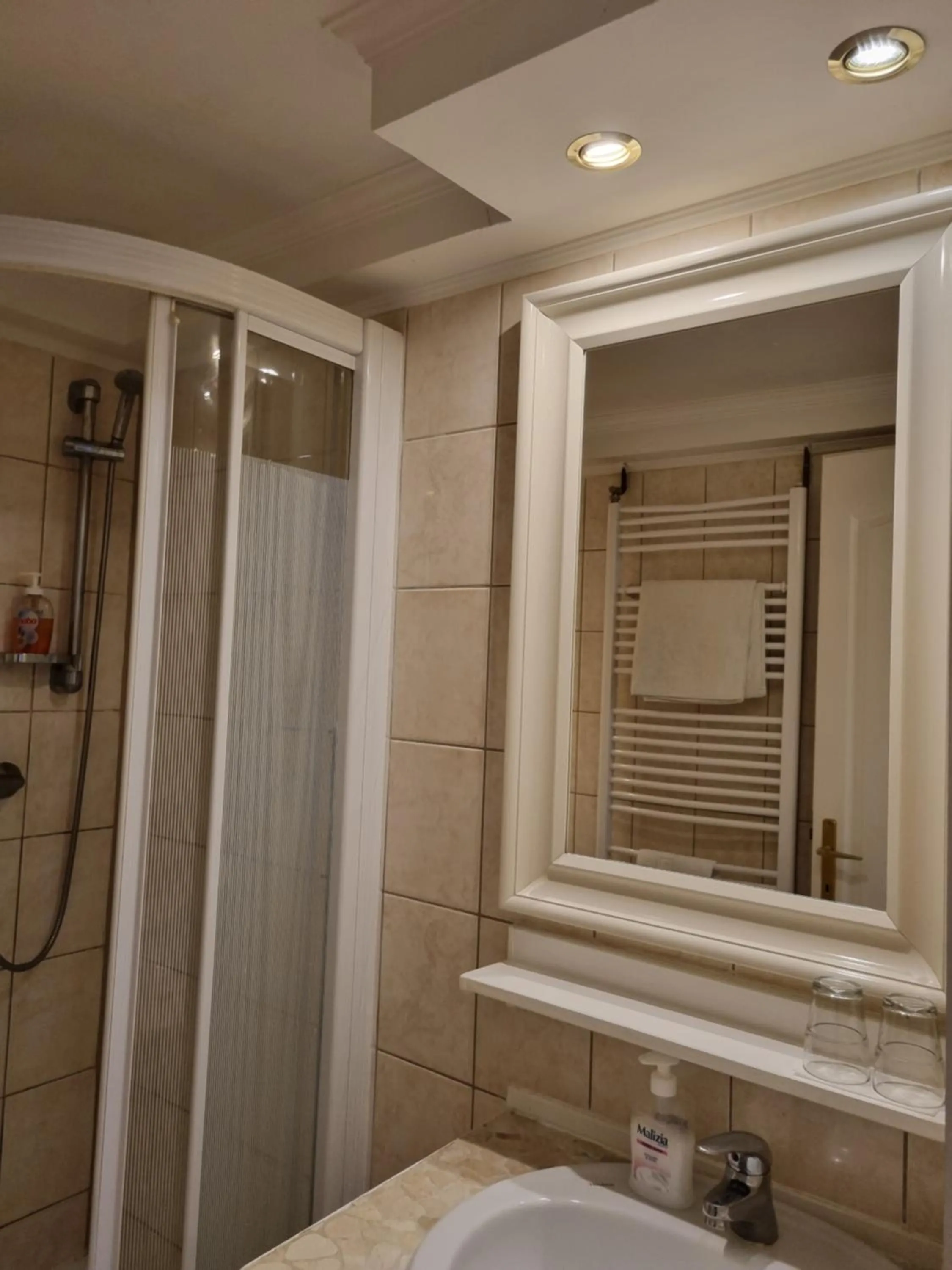 Shower in Connection Guesthouse