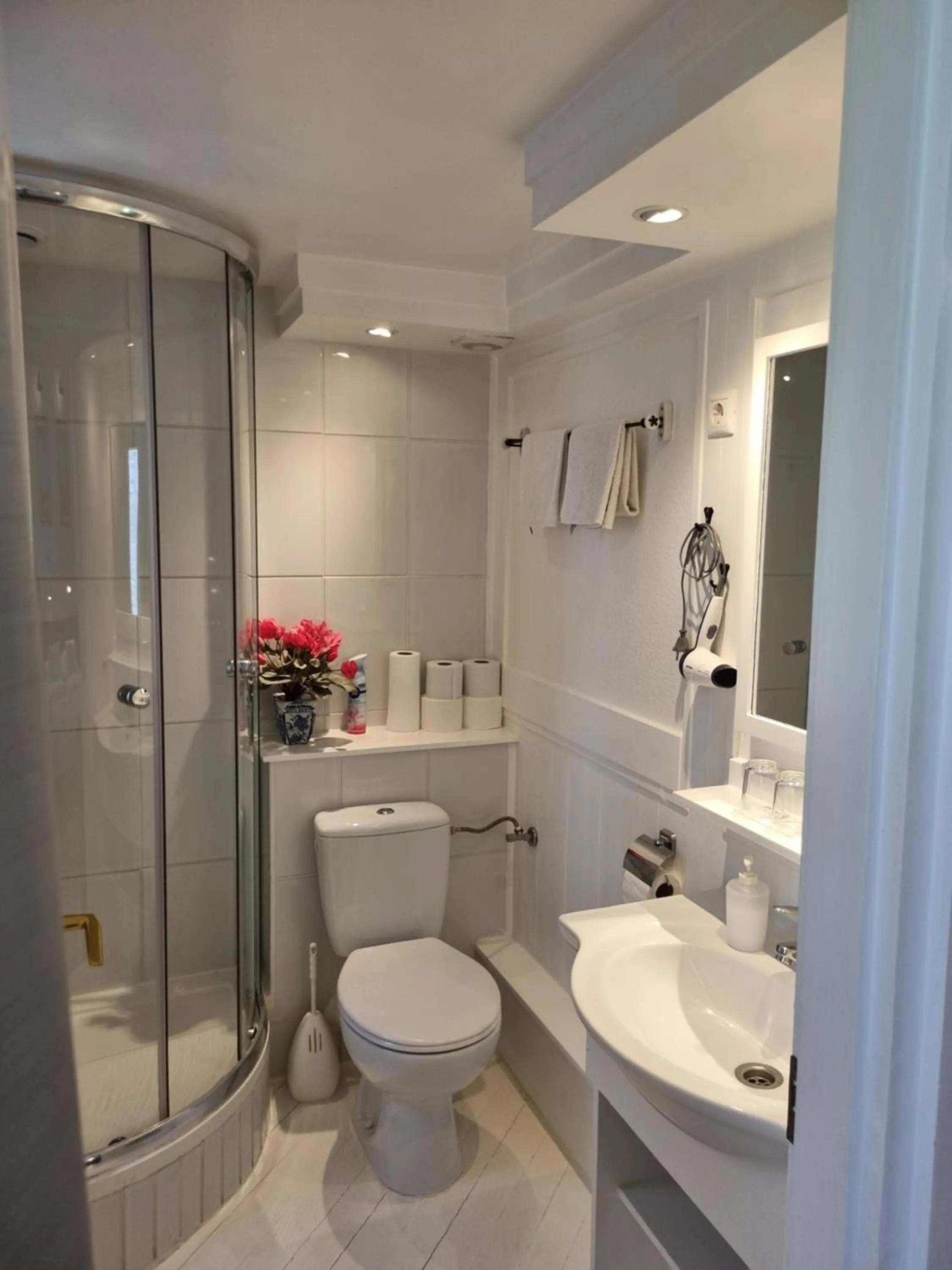 Shower in Connection Guesthouse