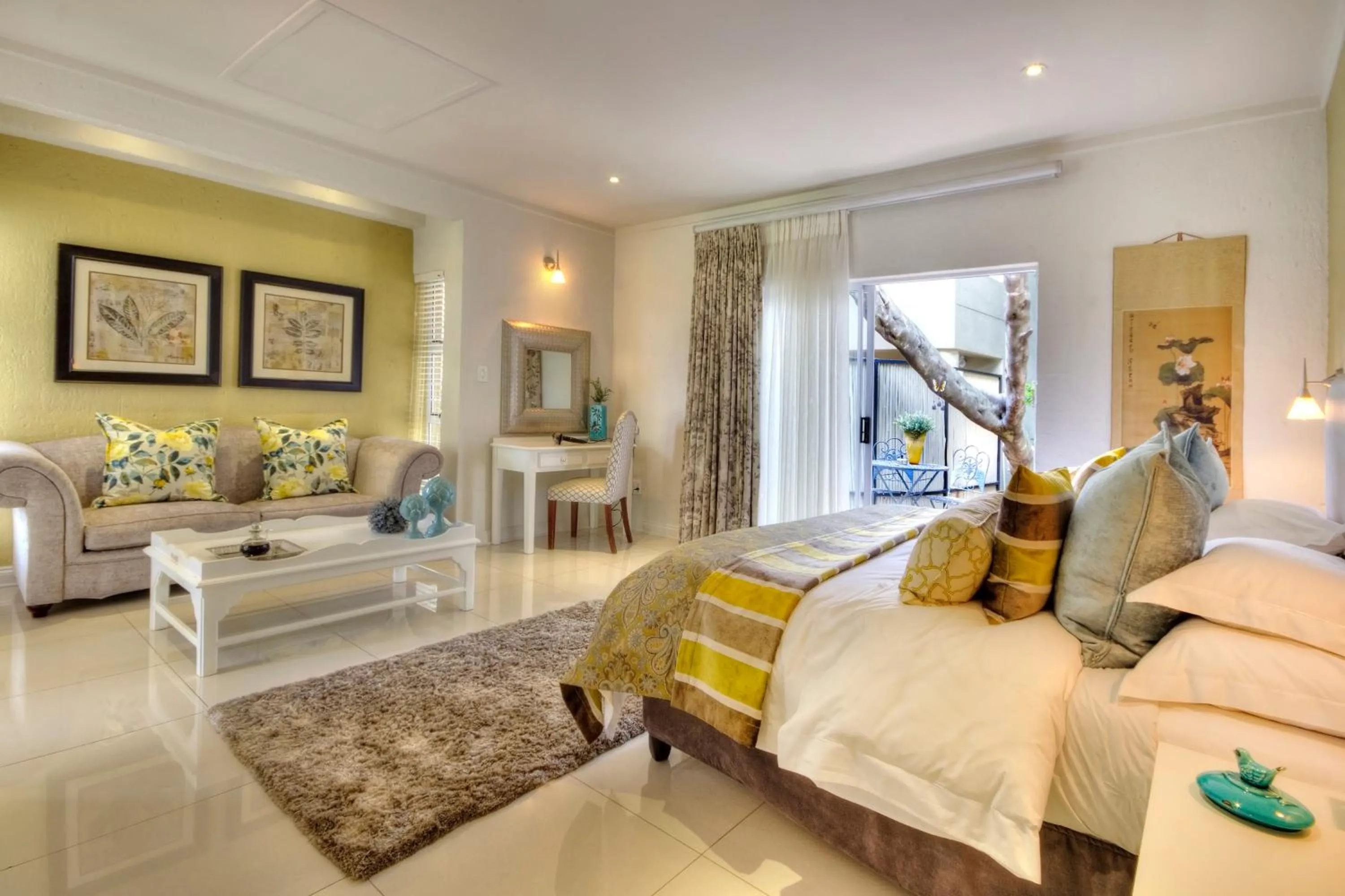 Executive suite - Private patio  in Loerie's Call Guesthouse