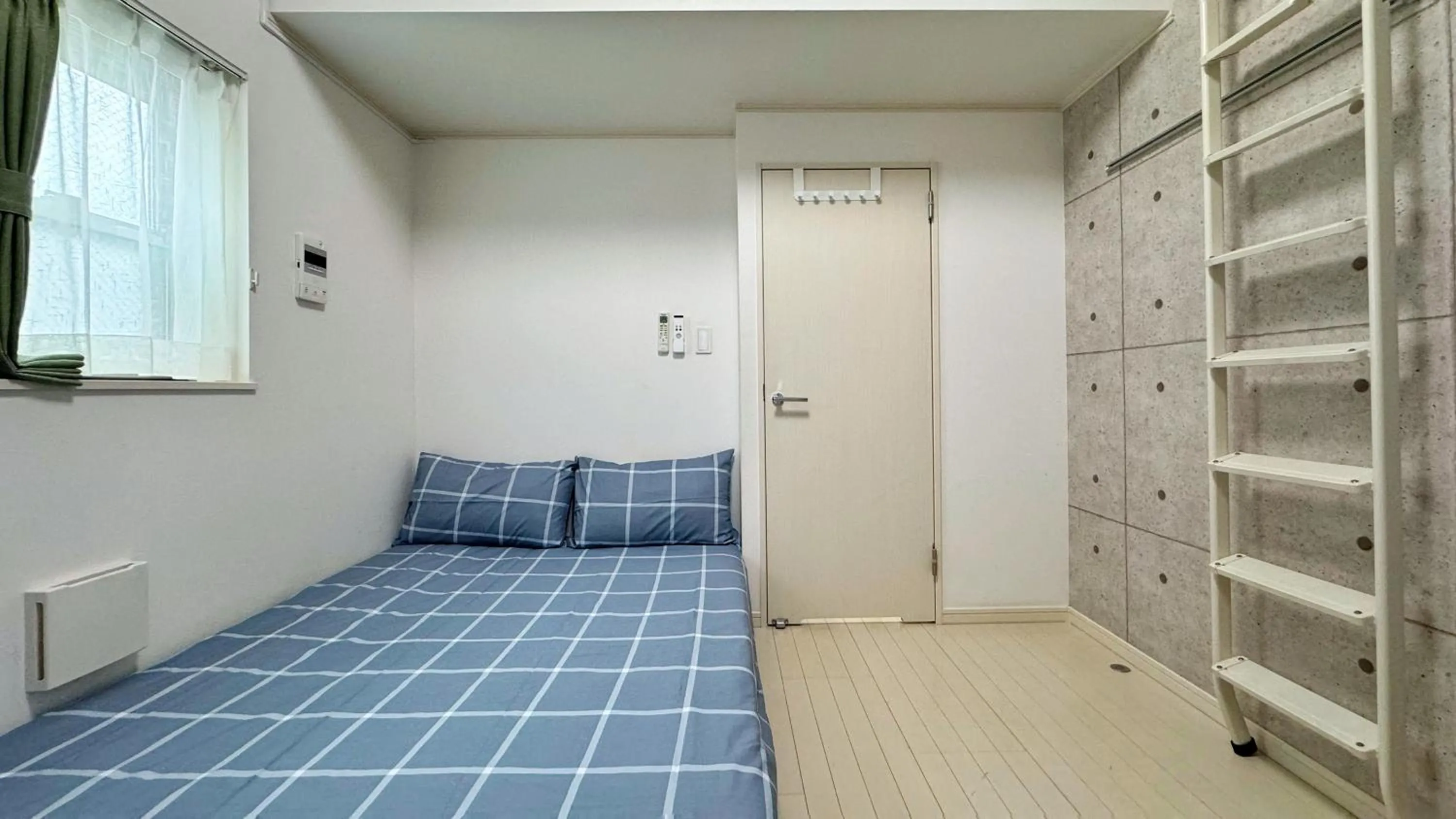 Bed in Tokyo Sakura hotel