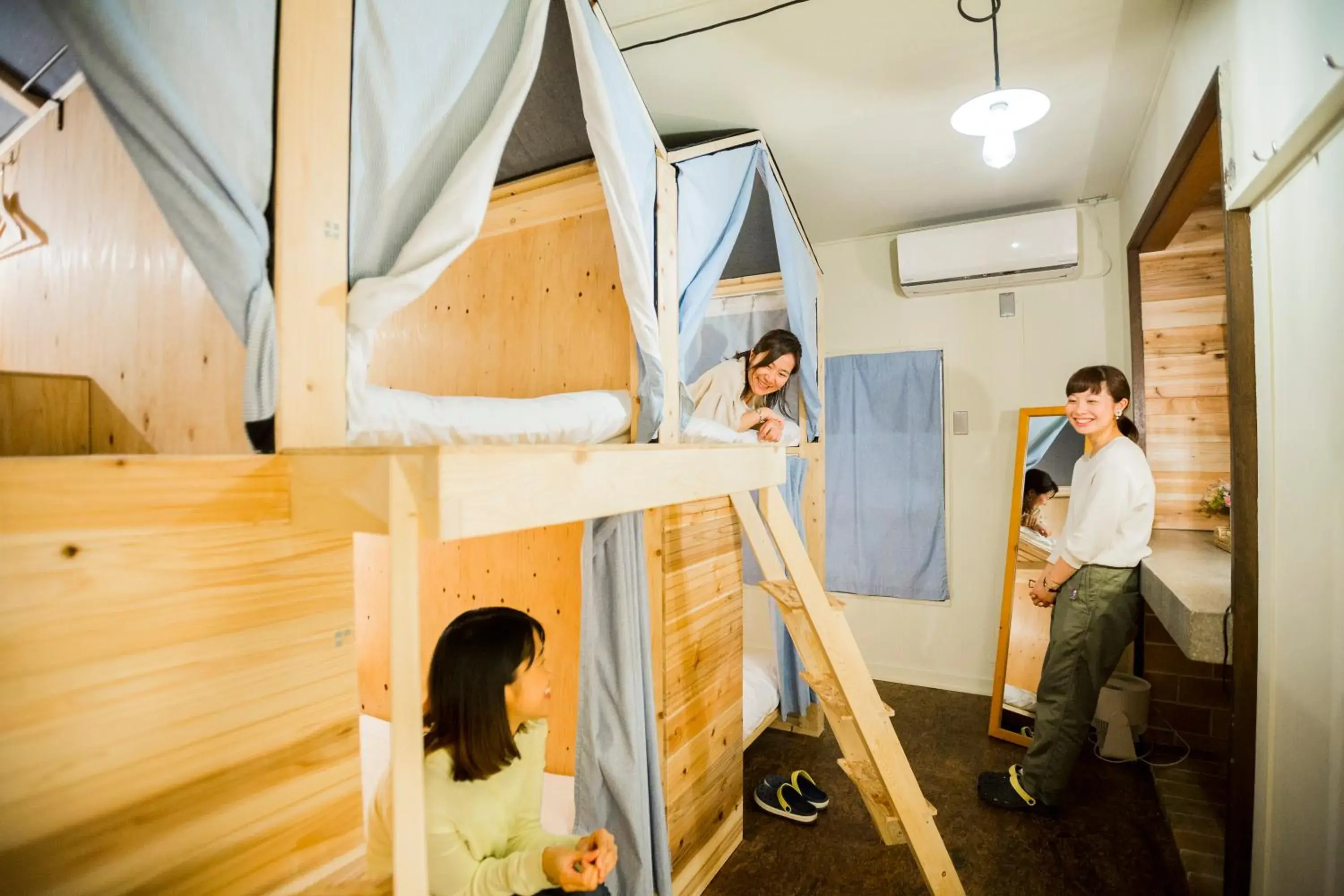 Bed in 6-Bed Female Dormitory Room in Kobe Guesthouse MAYA Bed in 6-Bed Female Dormitory Room in Kobe Guesthouse MAYA