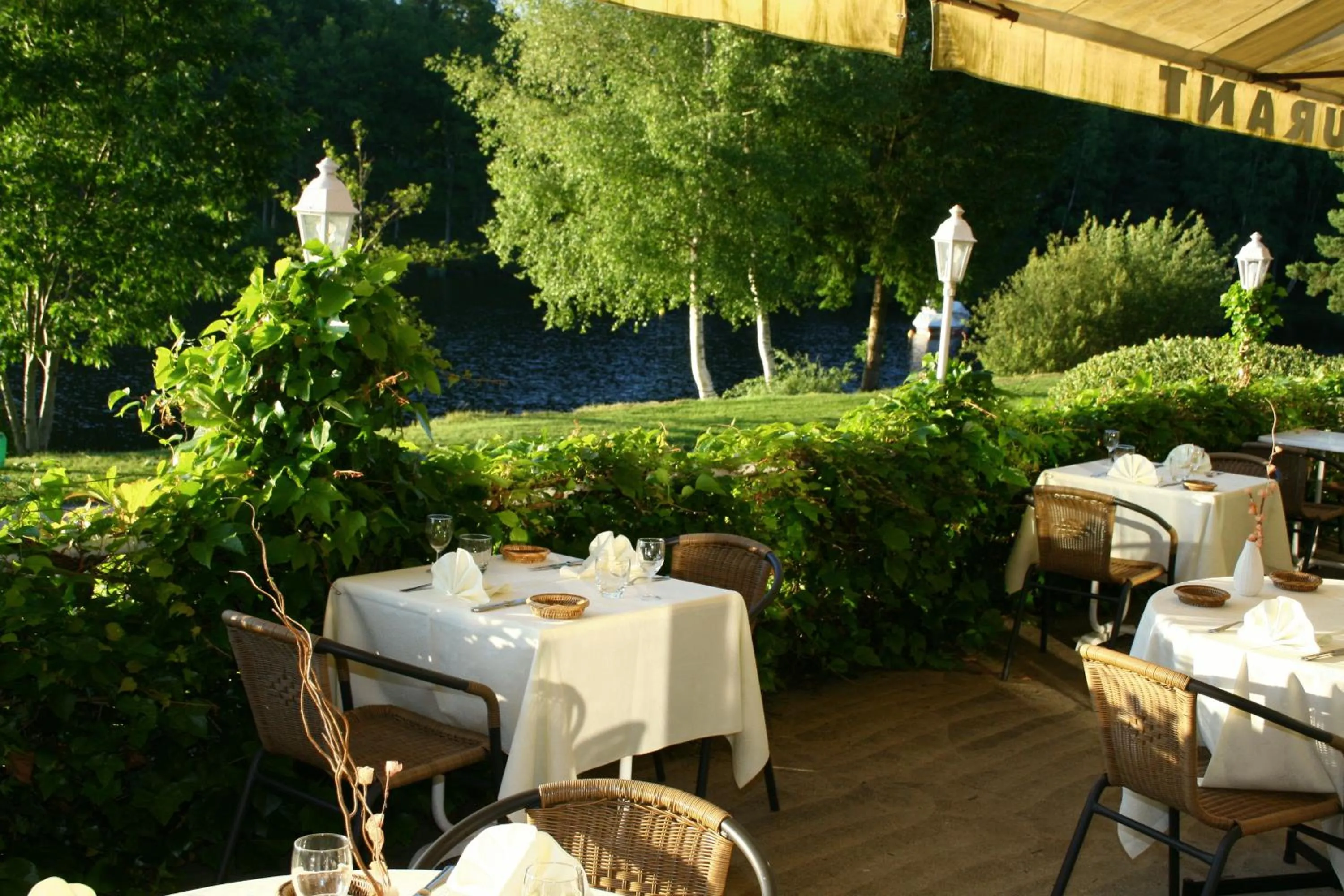 Restaurant/places to eat in Logis Hotel du Lac