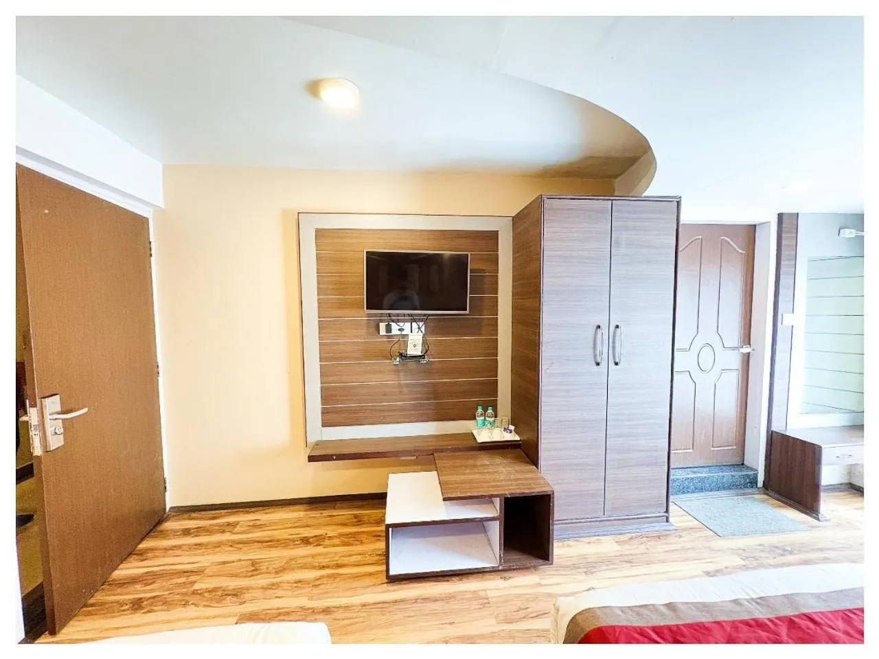 wardrobe, Bed in Hotel Zambala Retreat & Spa Darjeeling