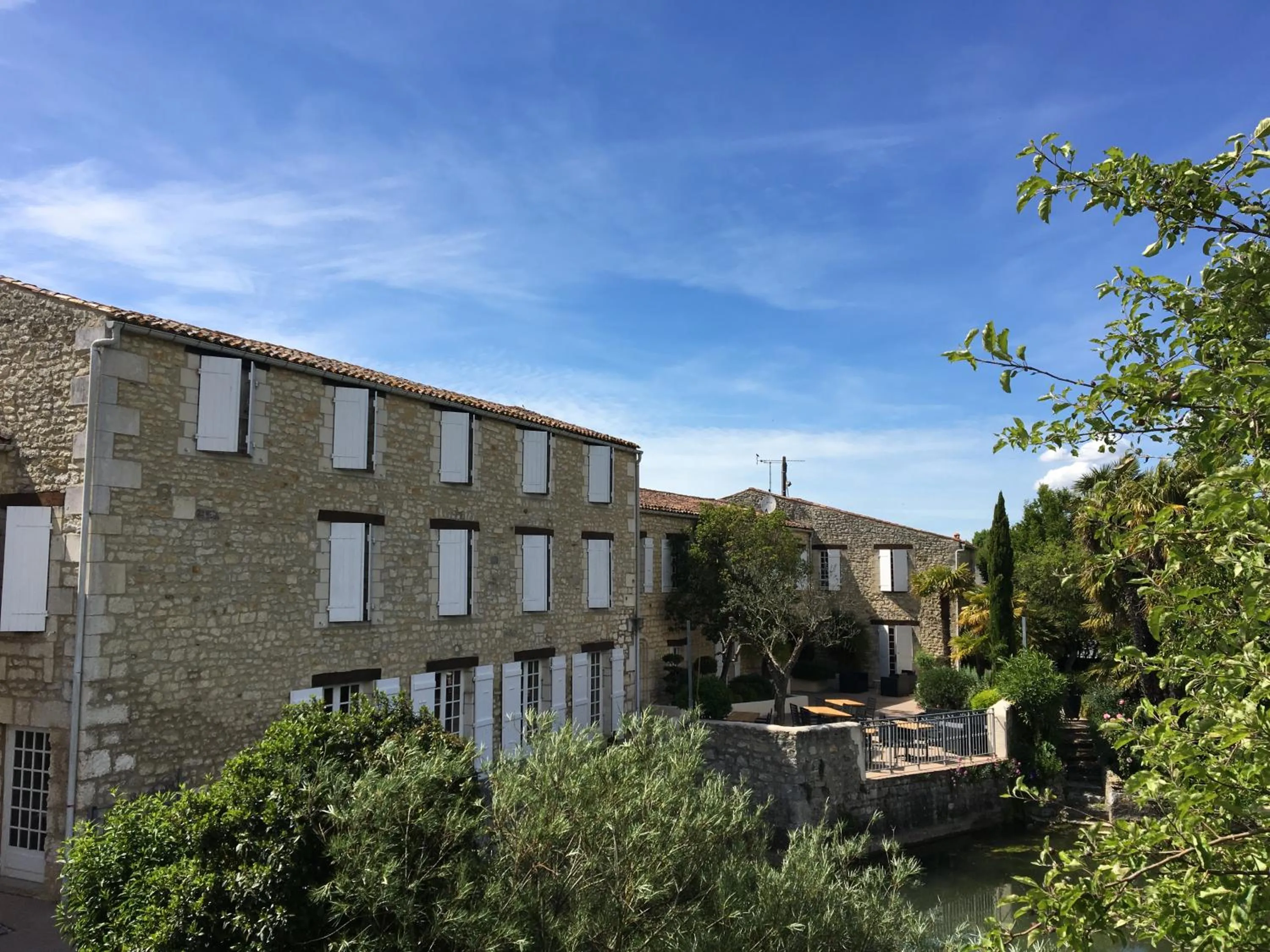 Patio in Logis Hôtel Le Moulin de Chalons