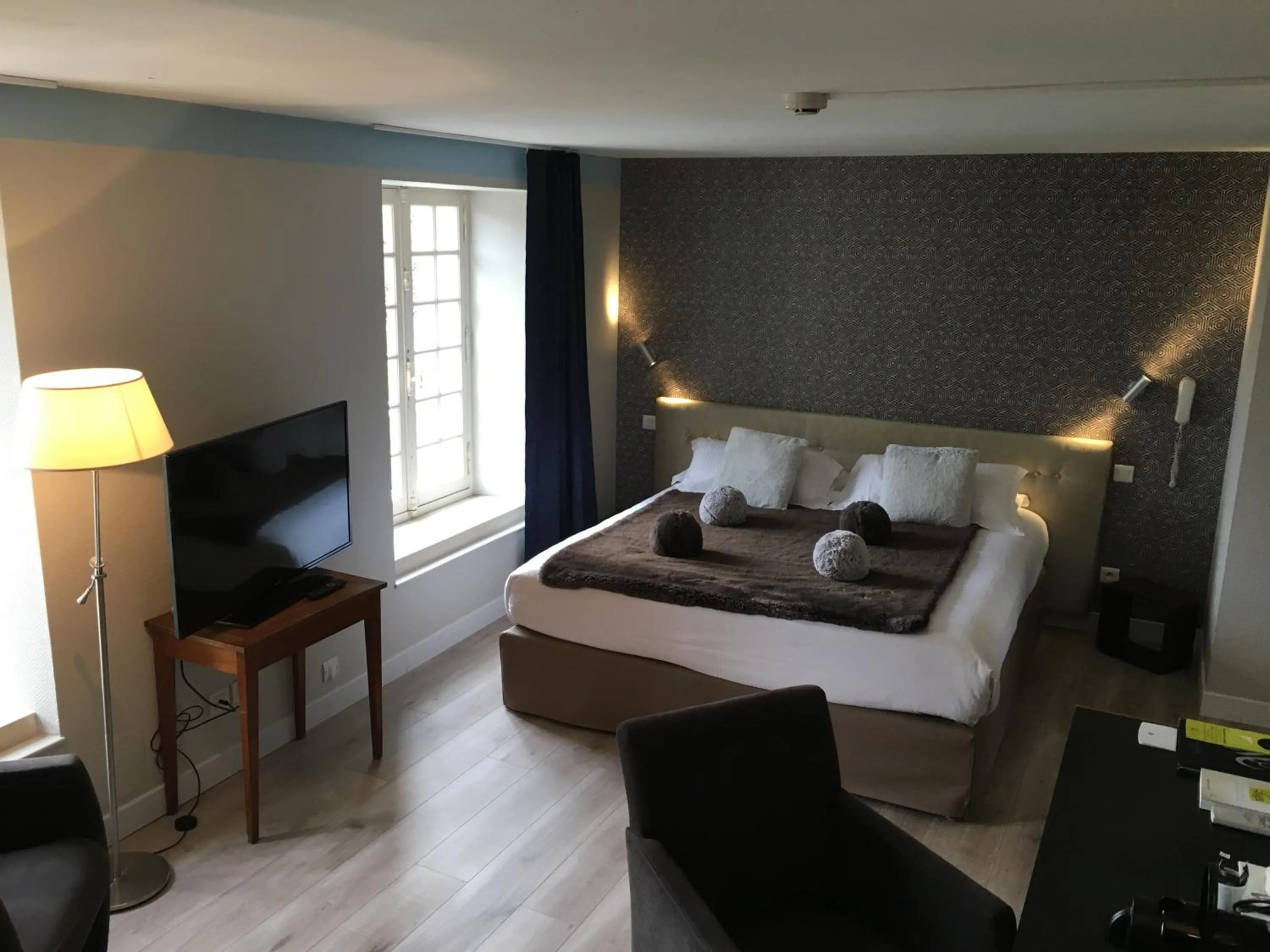 Photo of the whole room, Bed in Logis Hôtel Le Moulin de Chalons