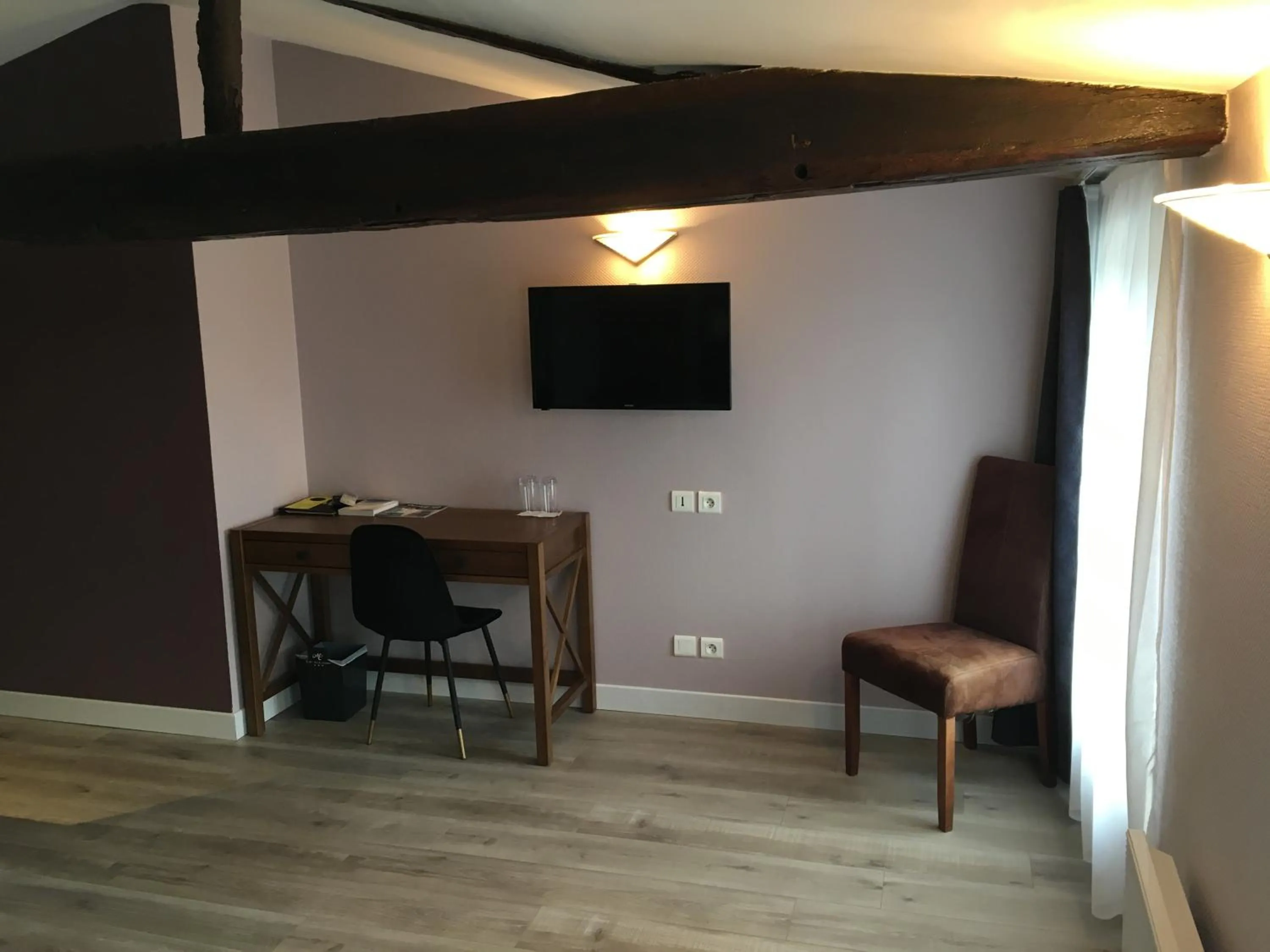 TV and multimedia in Logis Hôtel Le Moulin de Chalons