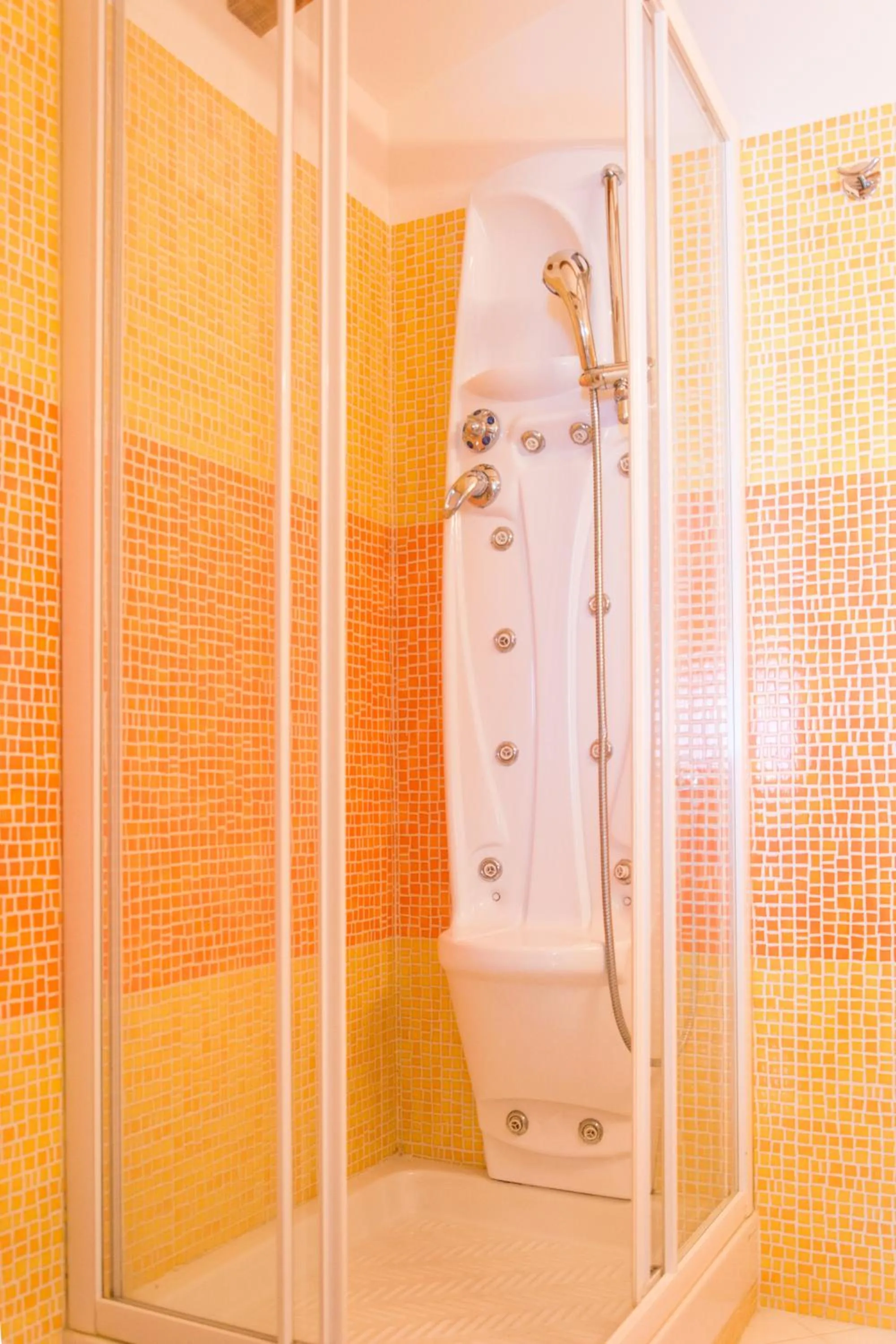 Shower in Minihotel IRIS