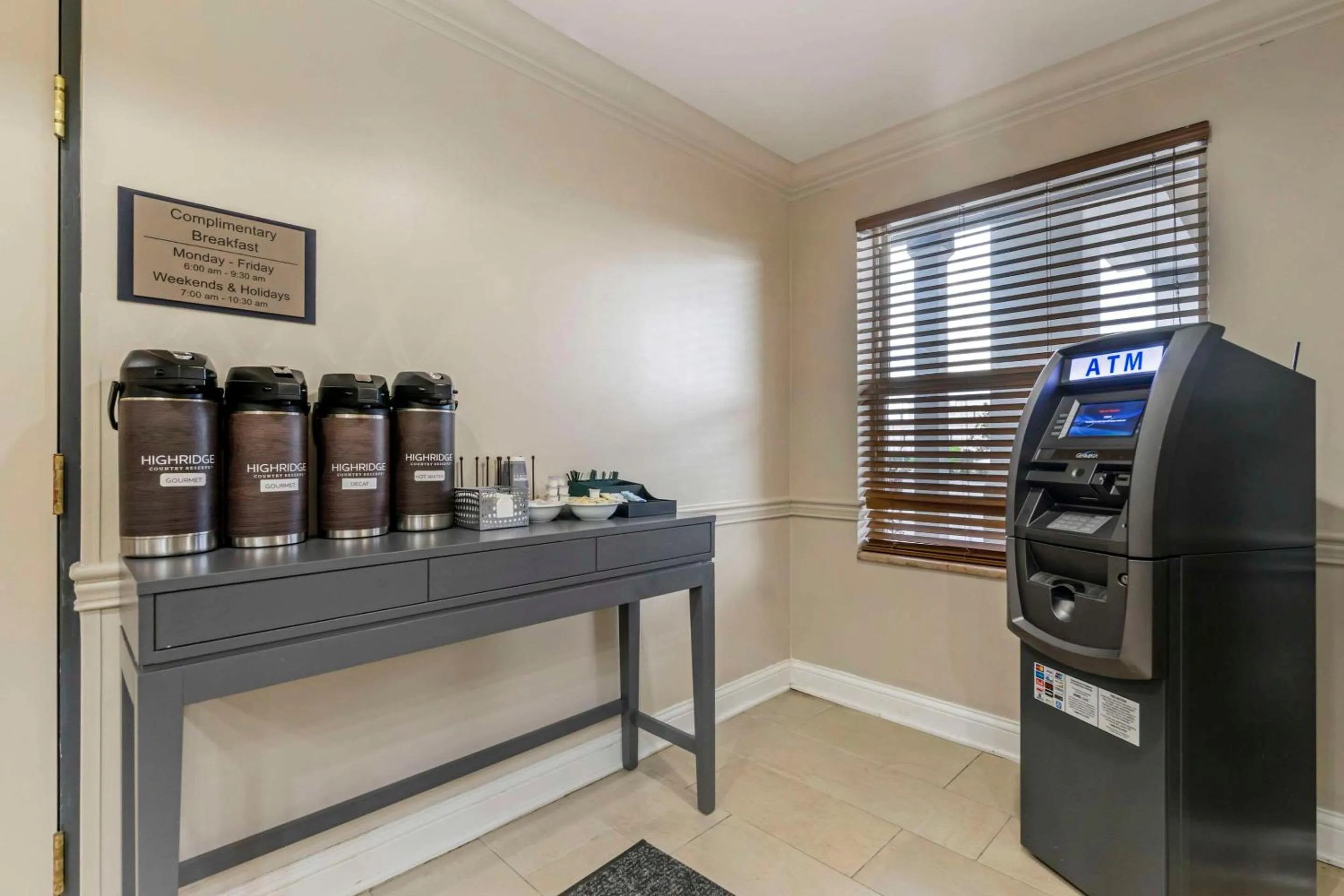 Breakfast in Country Inn & Suites by Radisson, Tampa Airport North, FL