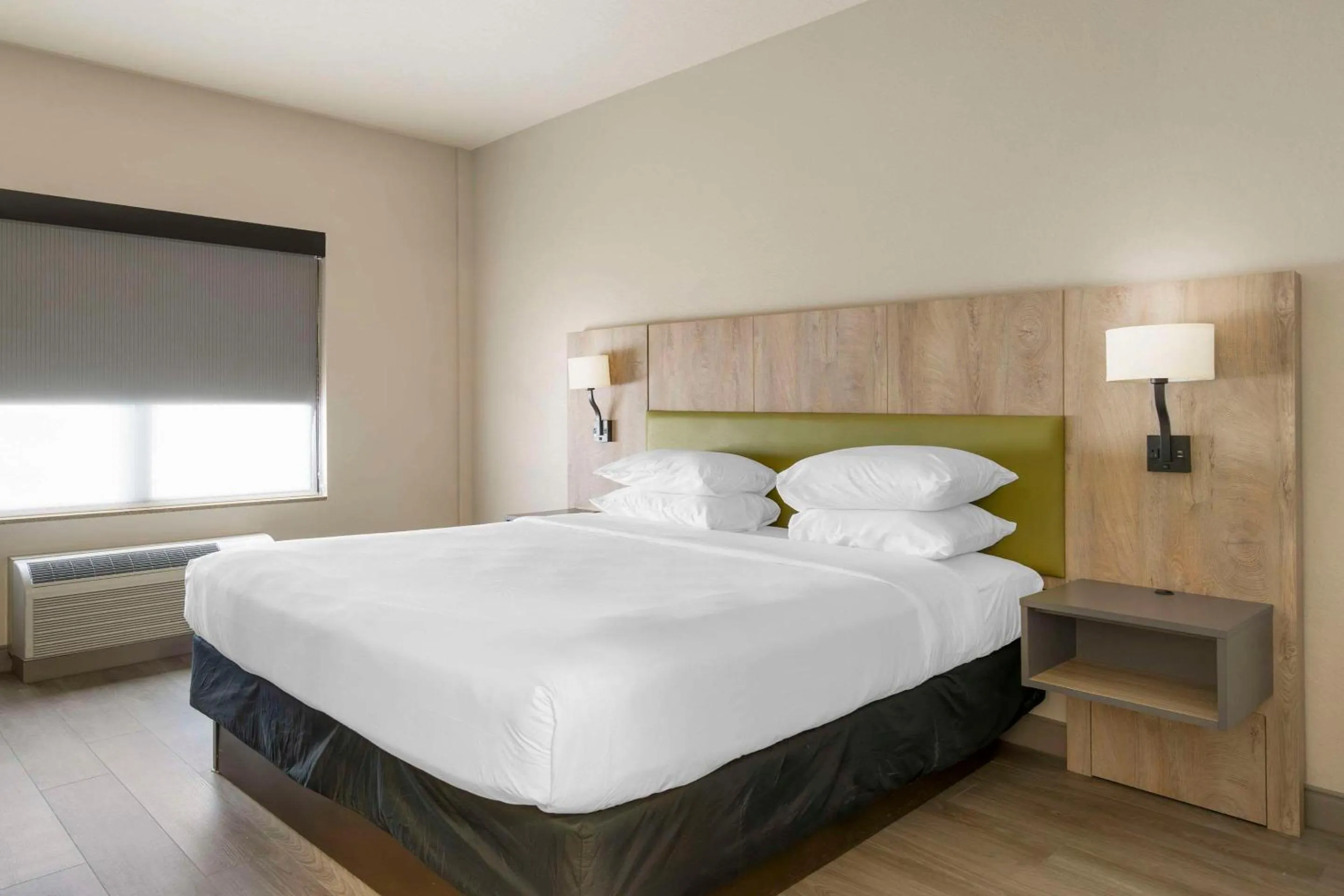 Bedroom, Bed in Country Inn & Suites by Radisson, Tampa Airport North, FL