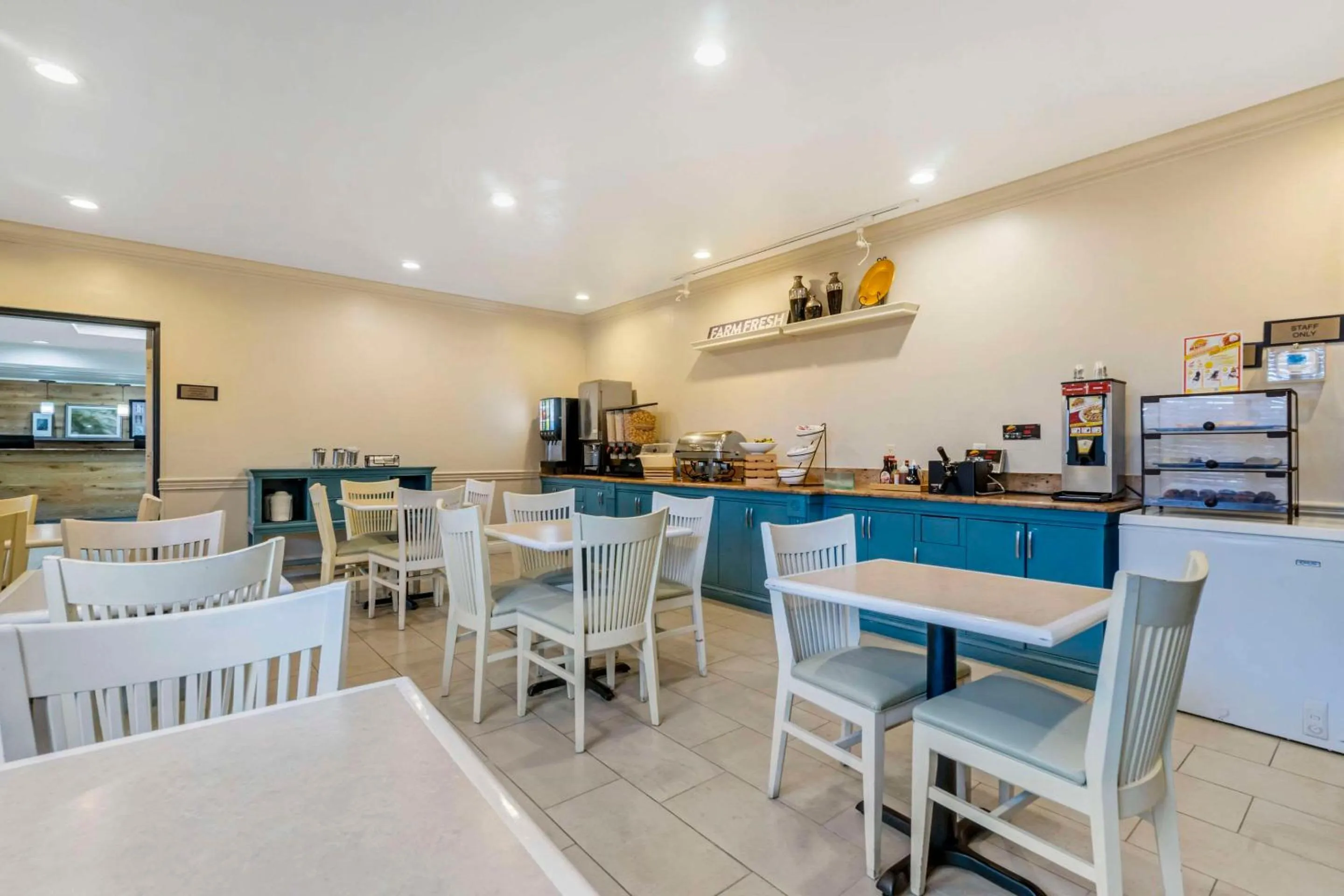 Breakfast in Country Inn & Suites by Radisson, Tampa Airport North, FL