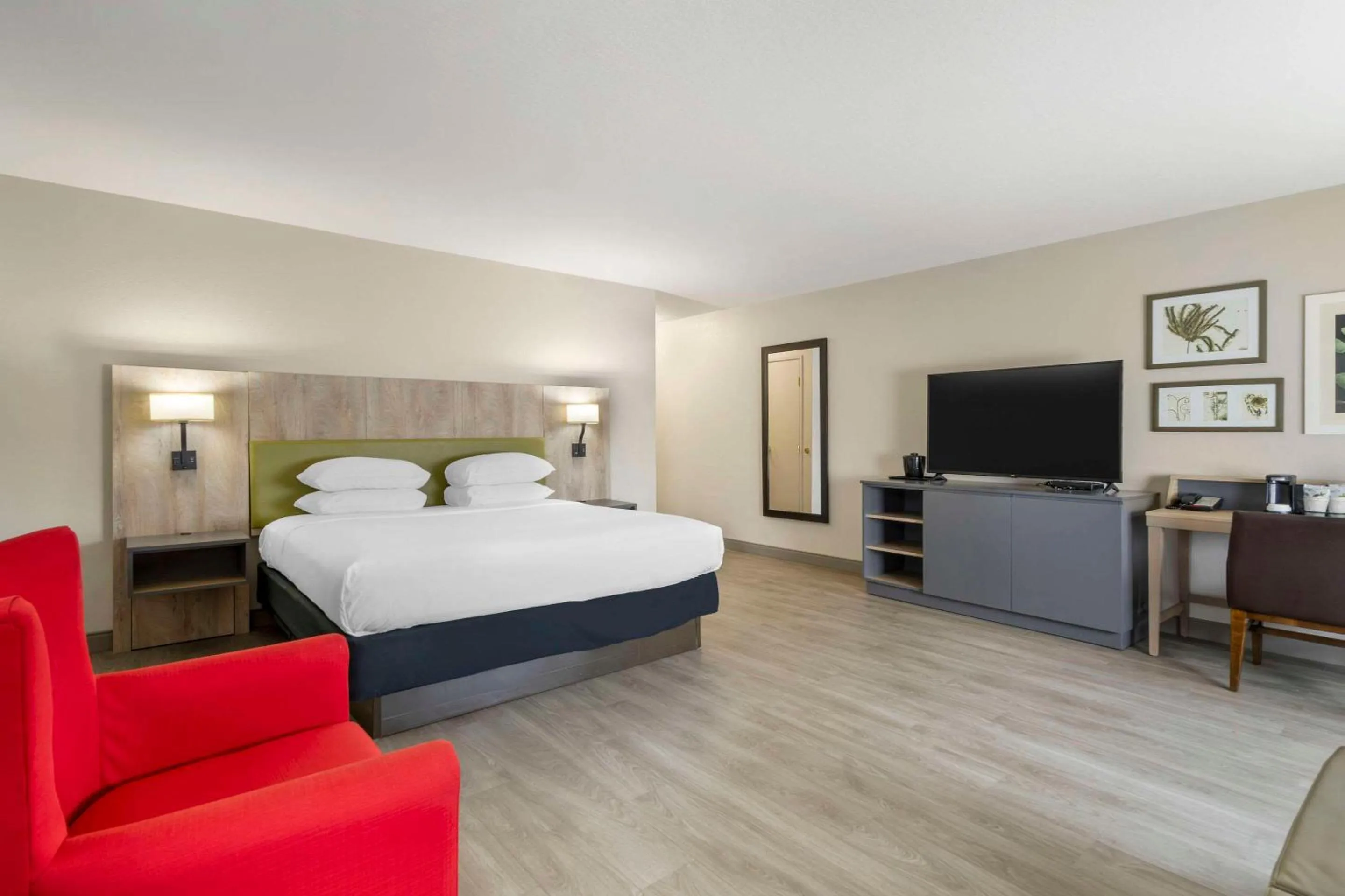 Bedroom, Bed in Country Inn & Suites by Radisson, Tampa Airport North, FL