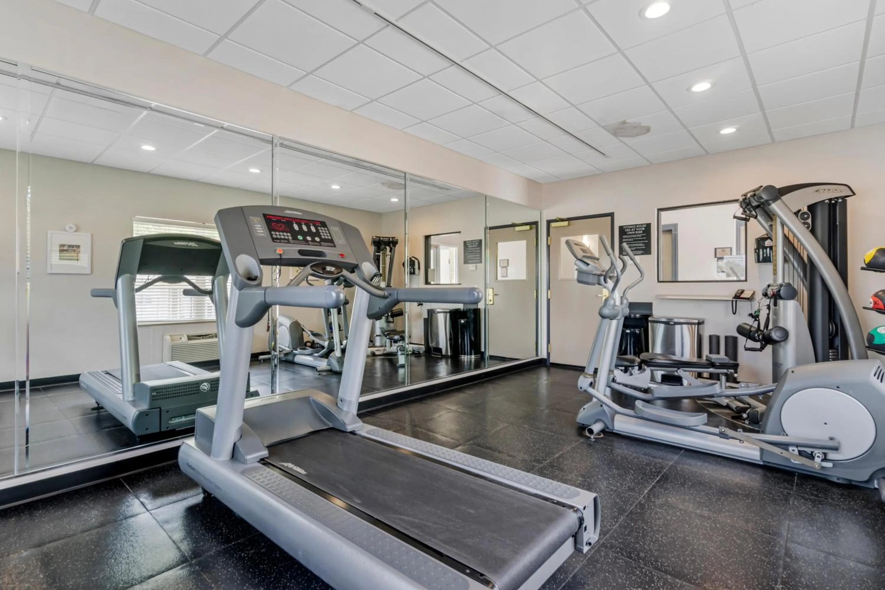 Fitness centre/facilities in Country Inn & Suites by Radisson, Tampa Airport North, FL