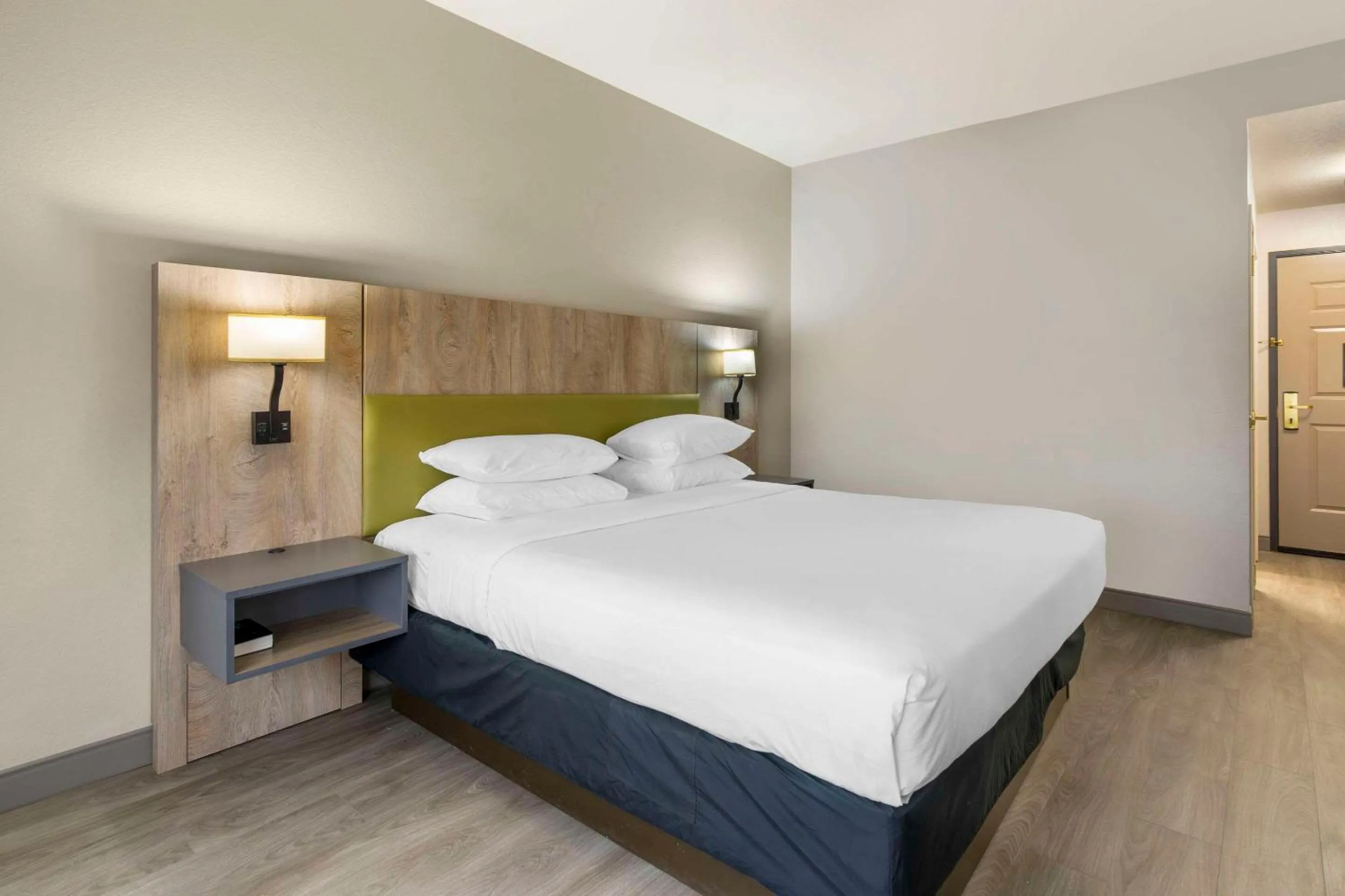 Bedroom, Bed in Country Inn & Suites by Radisson, Tampa Airport North, FL