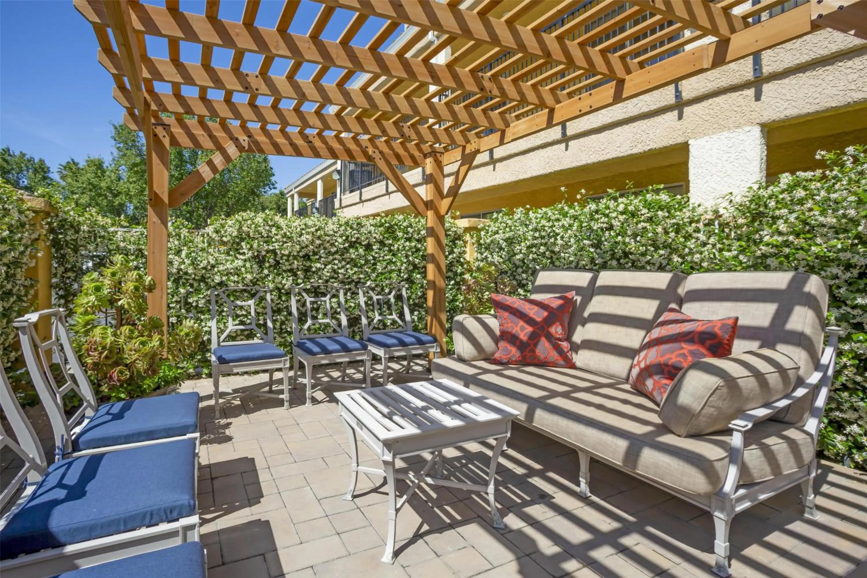 Property building in Best Western Plus Dixon Davis