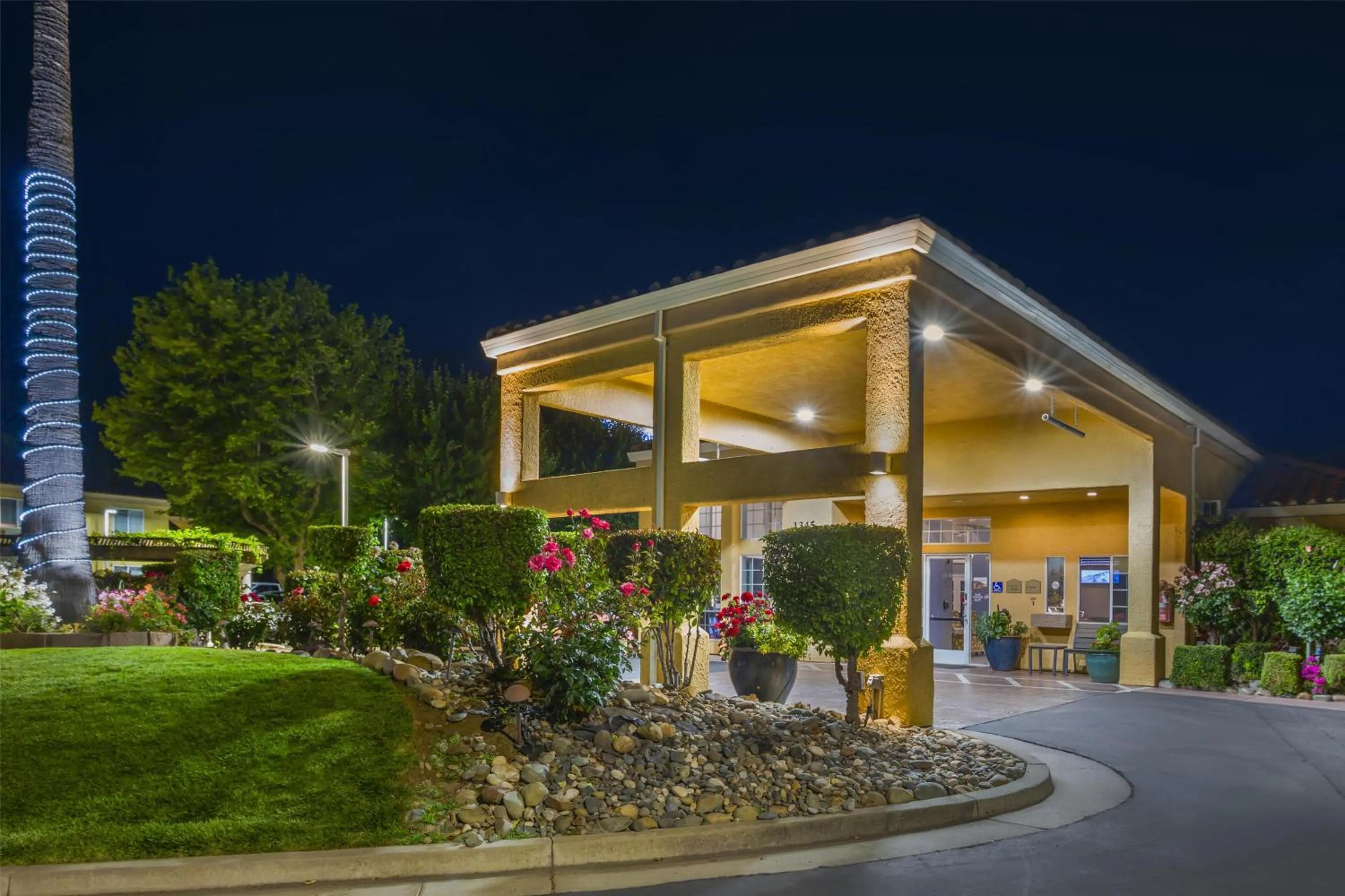 Property building in Best Western Plus Dixon Davis