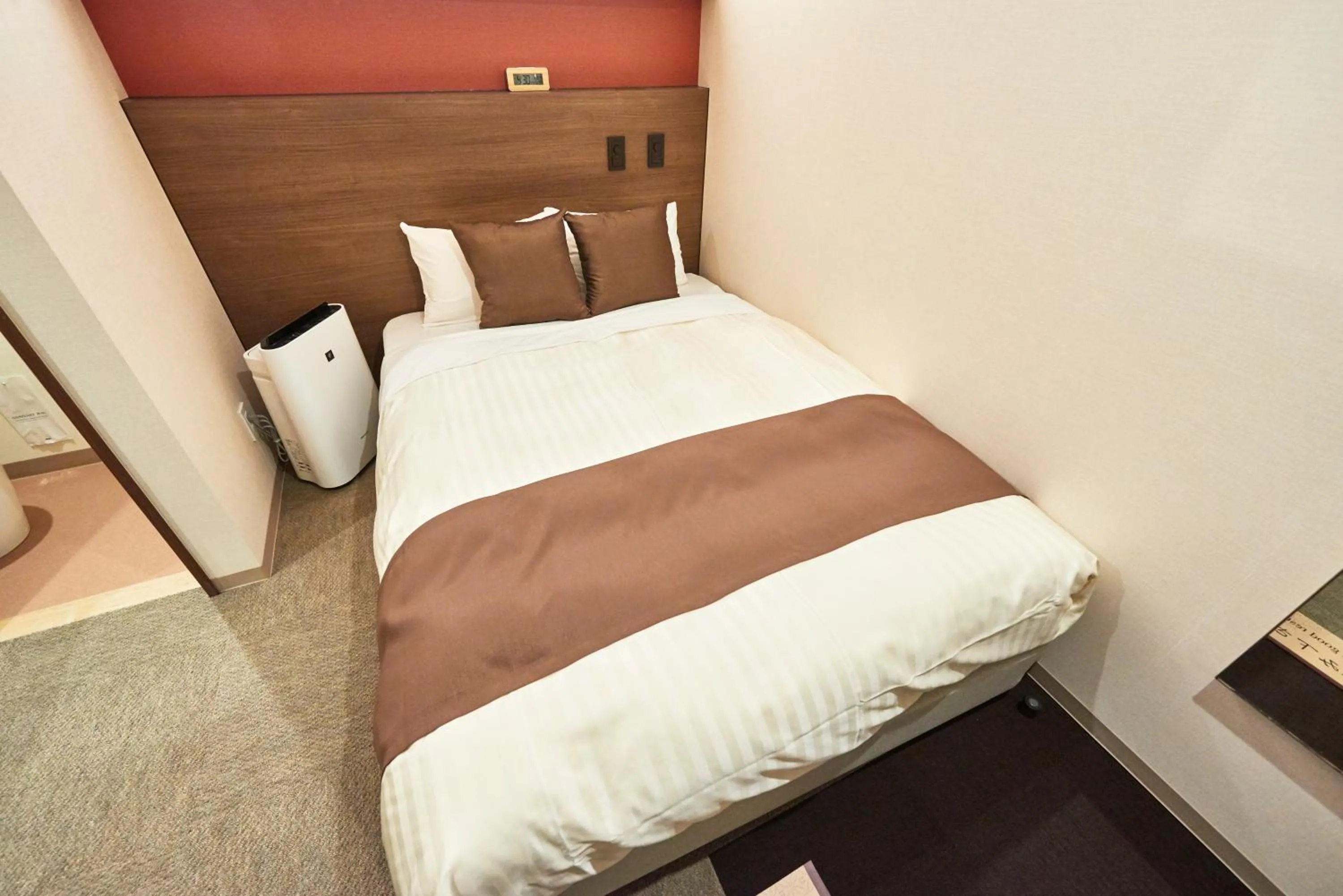 Photo of the whole room, Bed in Hotel KAN-RAKU Saitama Honjo-Waseda Hinoki No Yakata