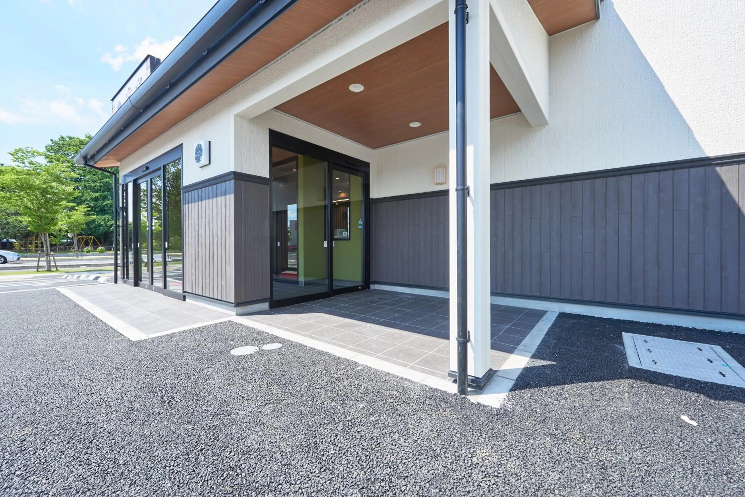 Facade/entrance in Hotel KAN-RAKU Saitama Honjo-Waseda Hinoki No Yakata