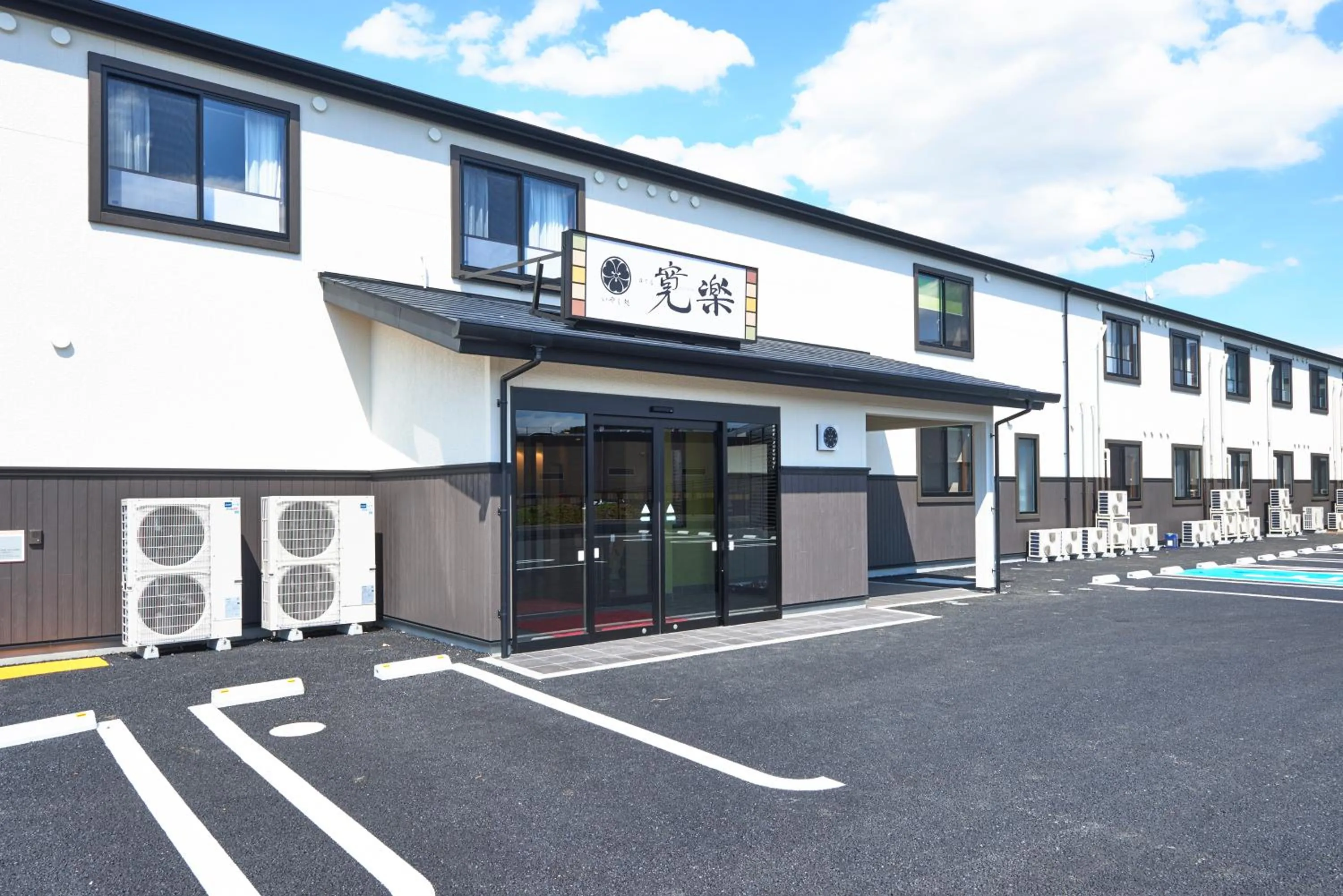Facade/entrance in Hotel KAN-RAKU Saitama Honjo-Waseda Hinoki No Yakata