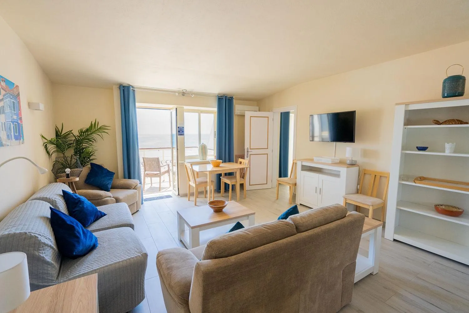 TV and multimedia in Luz Beach Apartments