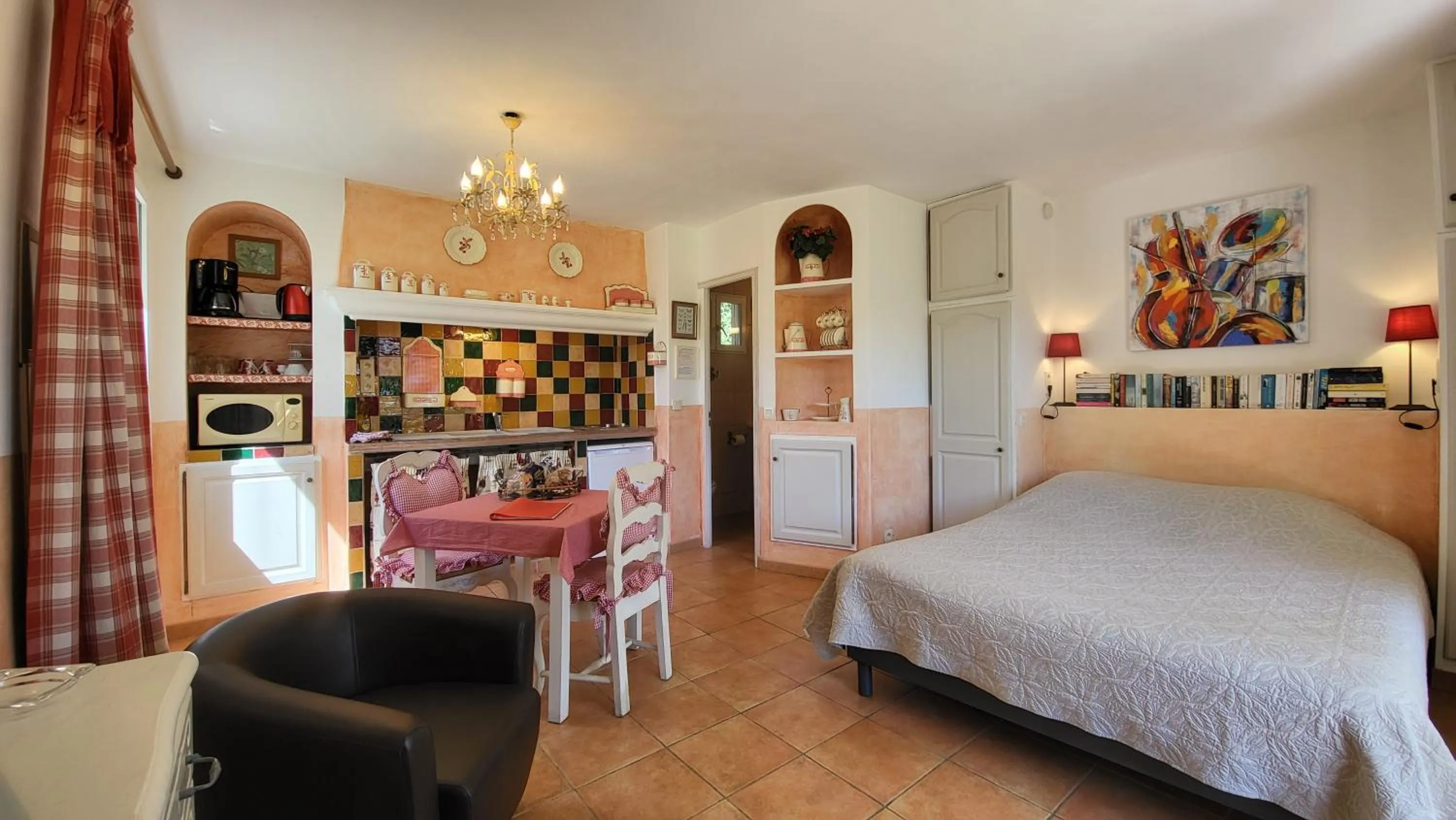 Kitchen or kitchenette, Bed in Résidence Le Home