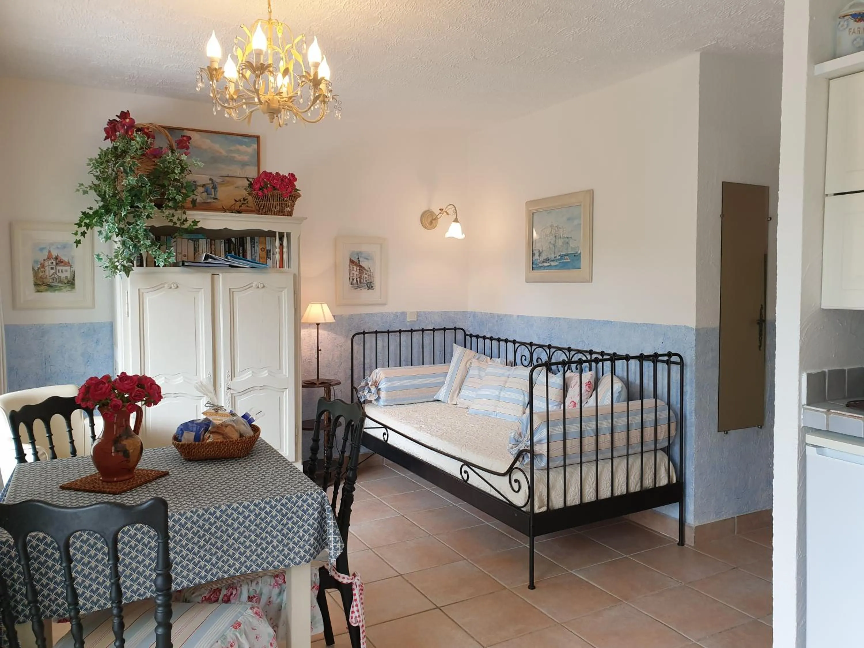 Living room, Bed in Résidence Le Home