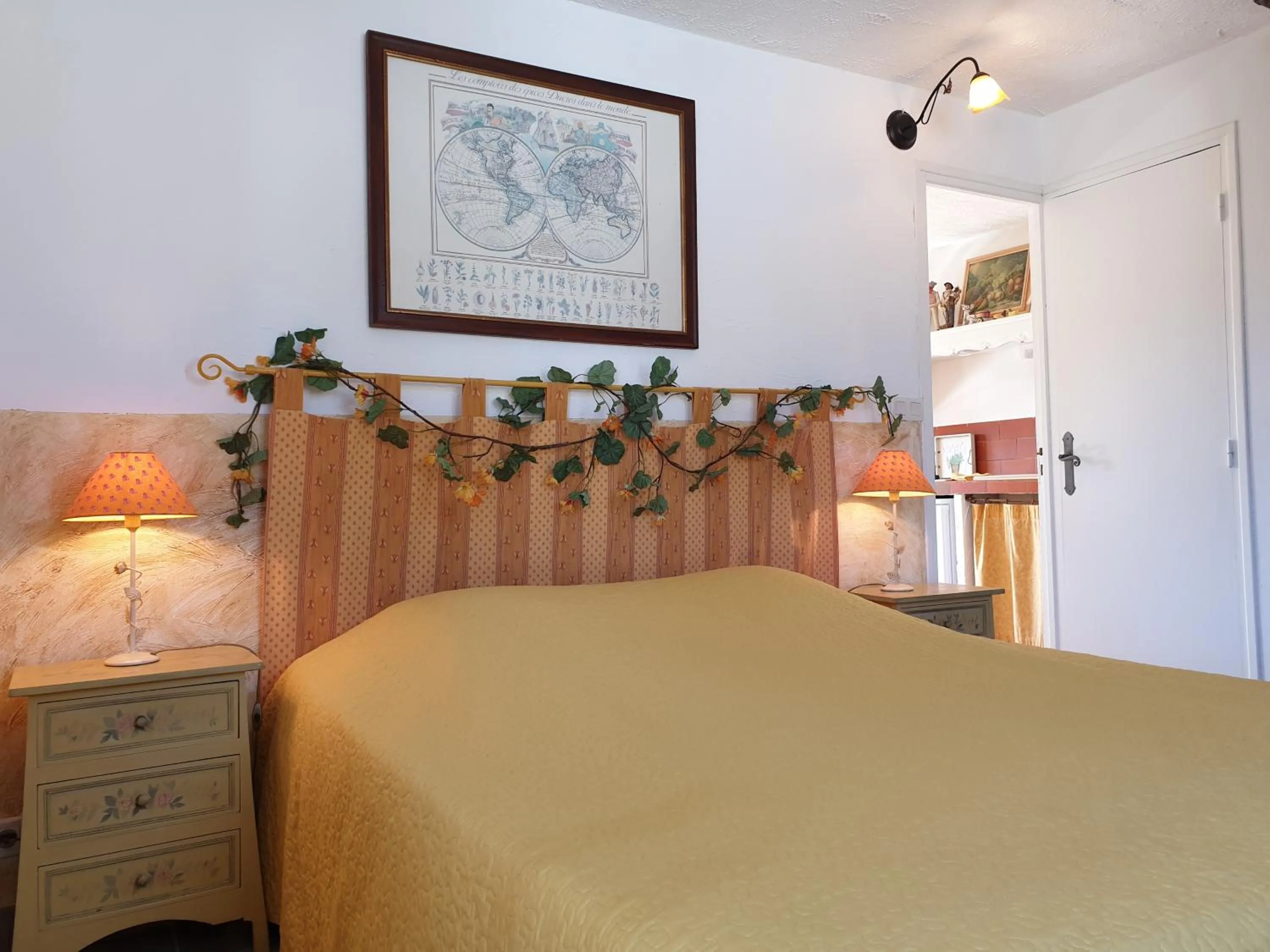 Kitchen or kitchenette, Bed in Résidence Le Home