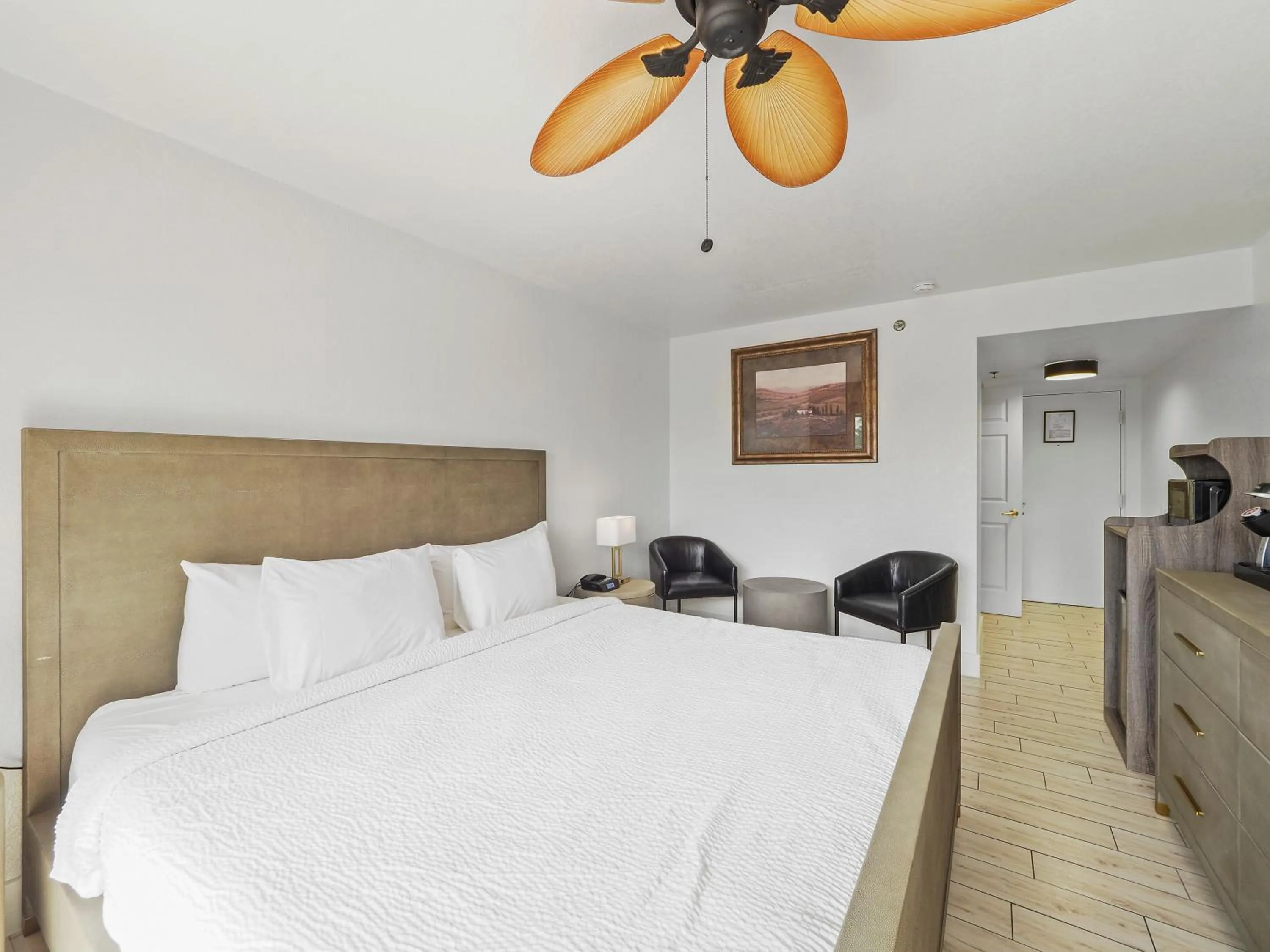 Bed in Royal Inn Beach Hutchinson Island