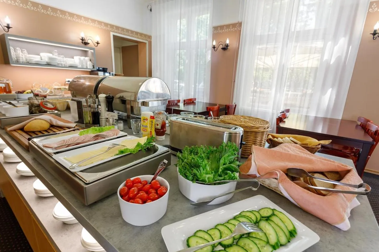 Buffet breakfast in Koidulapark Hotell