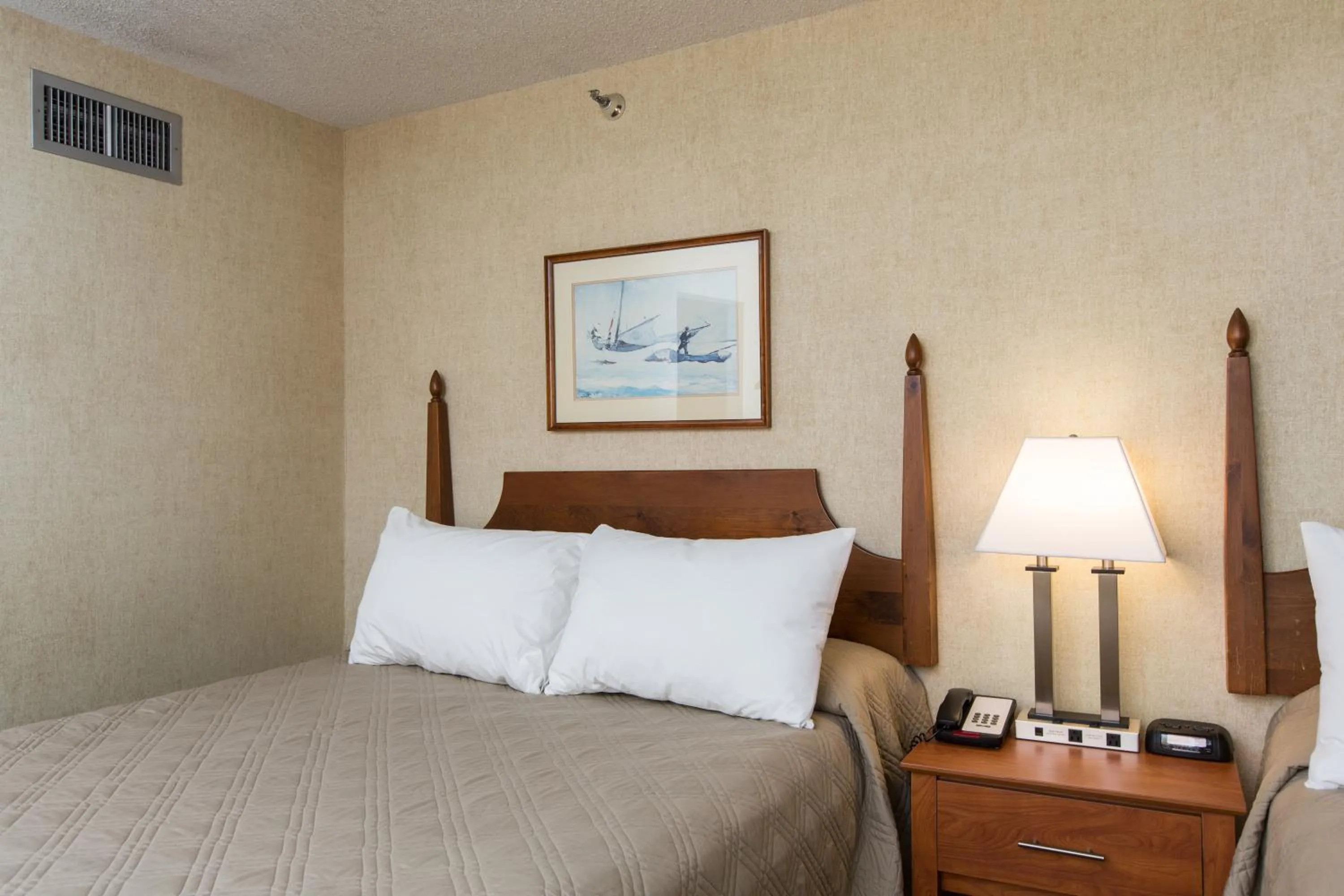 Bed in Commodores Inn