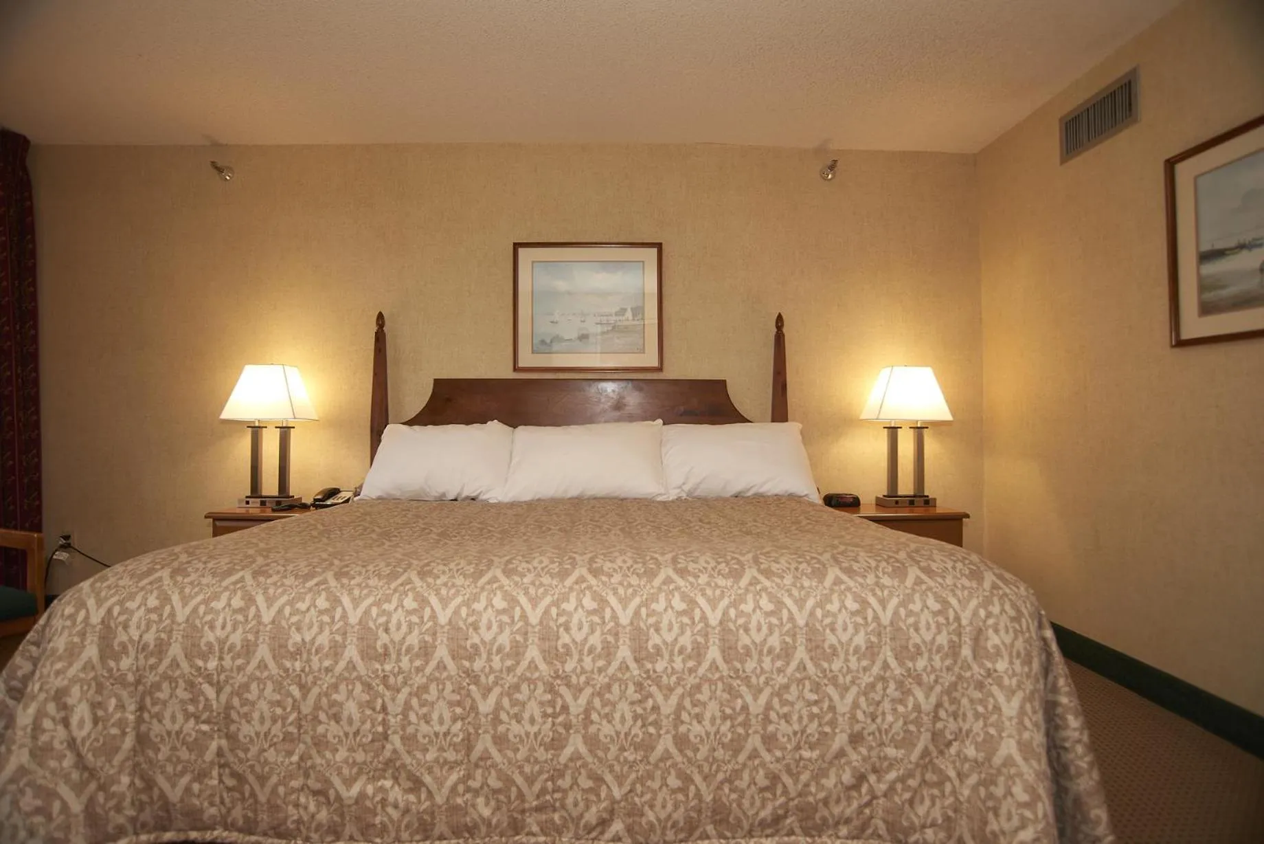 Bedroom, Bed in Commodores Inn