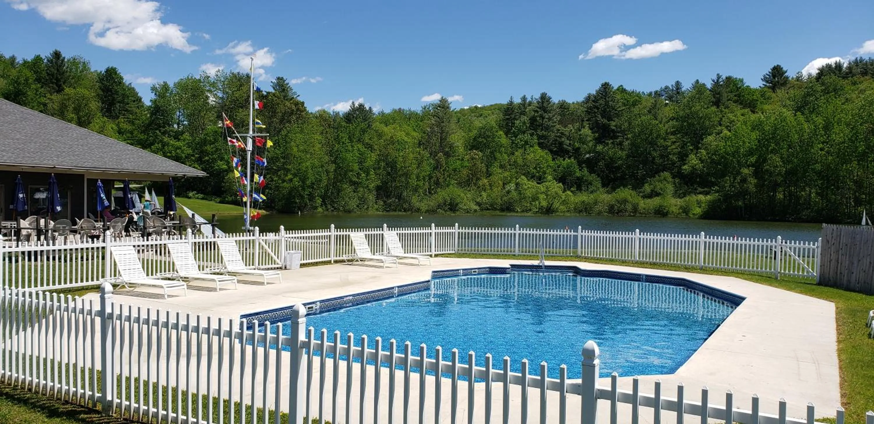Pool view in Commodores Inn