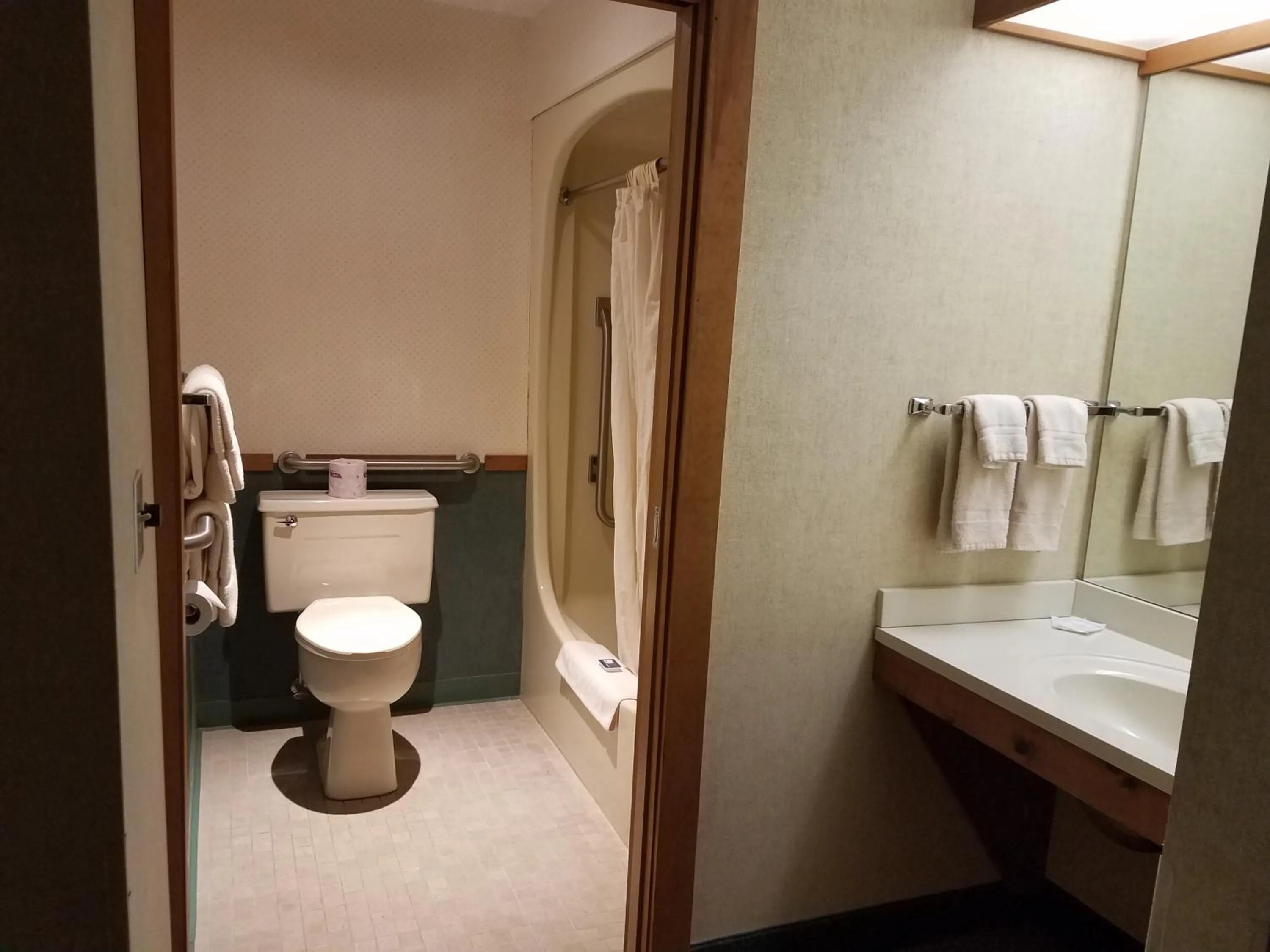 Bathroom in Commodores Inn