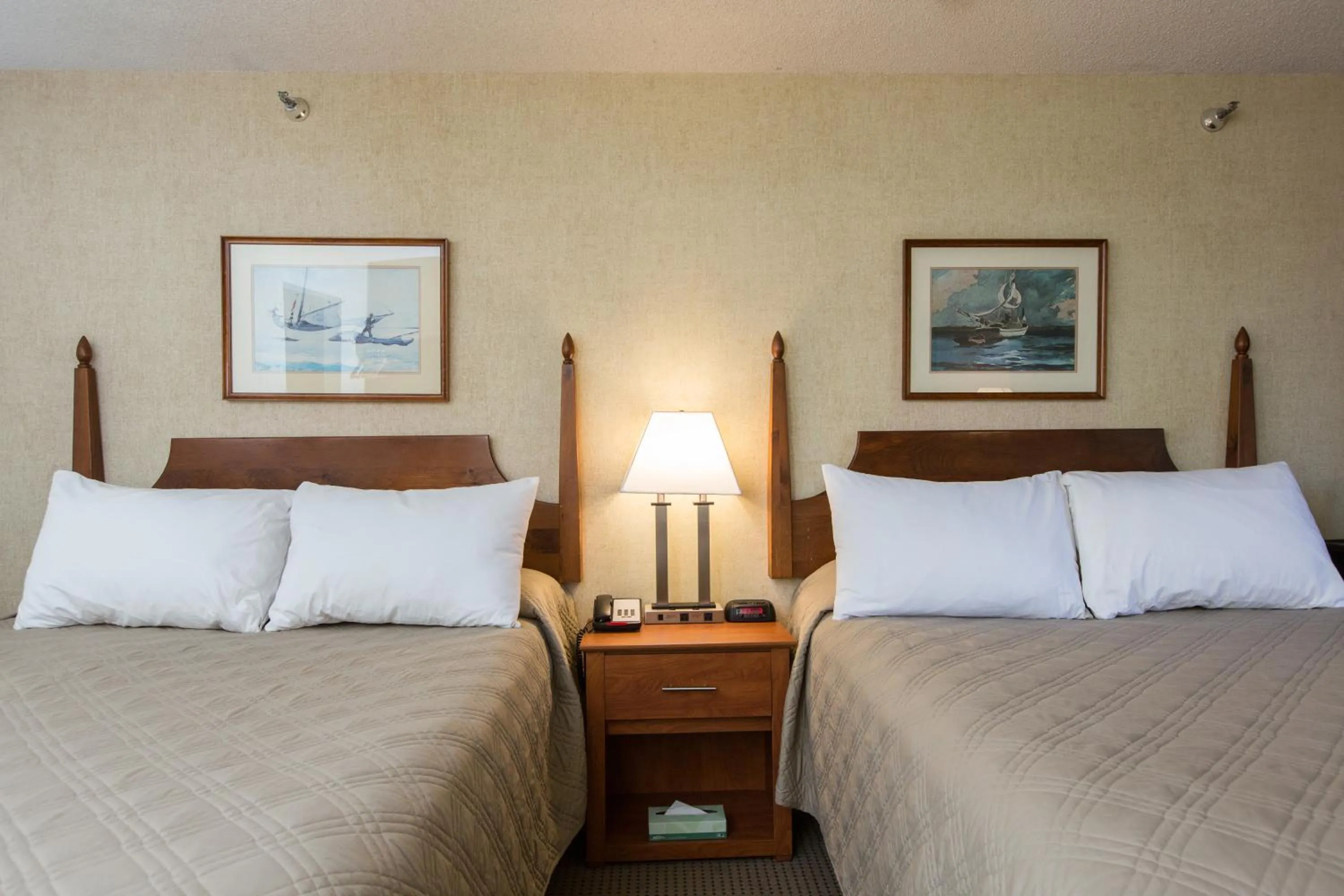 Bed in Commodores Inn