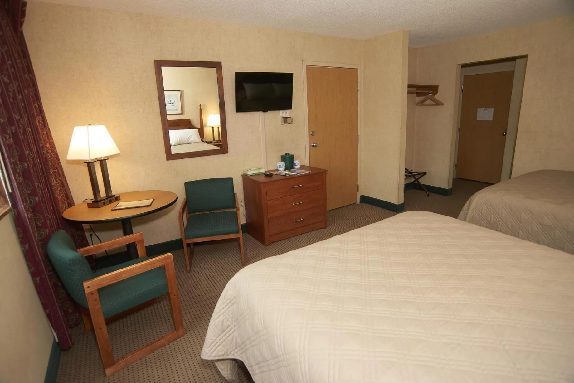 Photo of the whole room, Bed in Commodores Inn