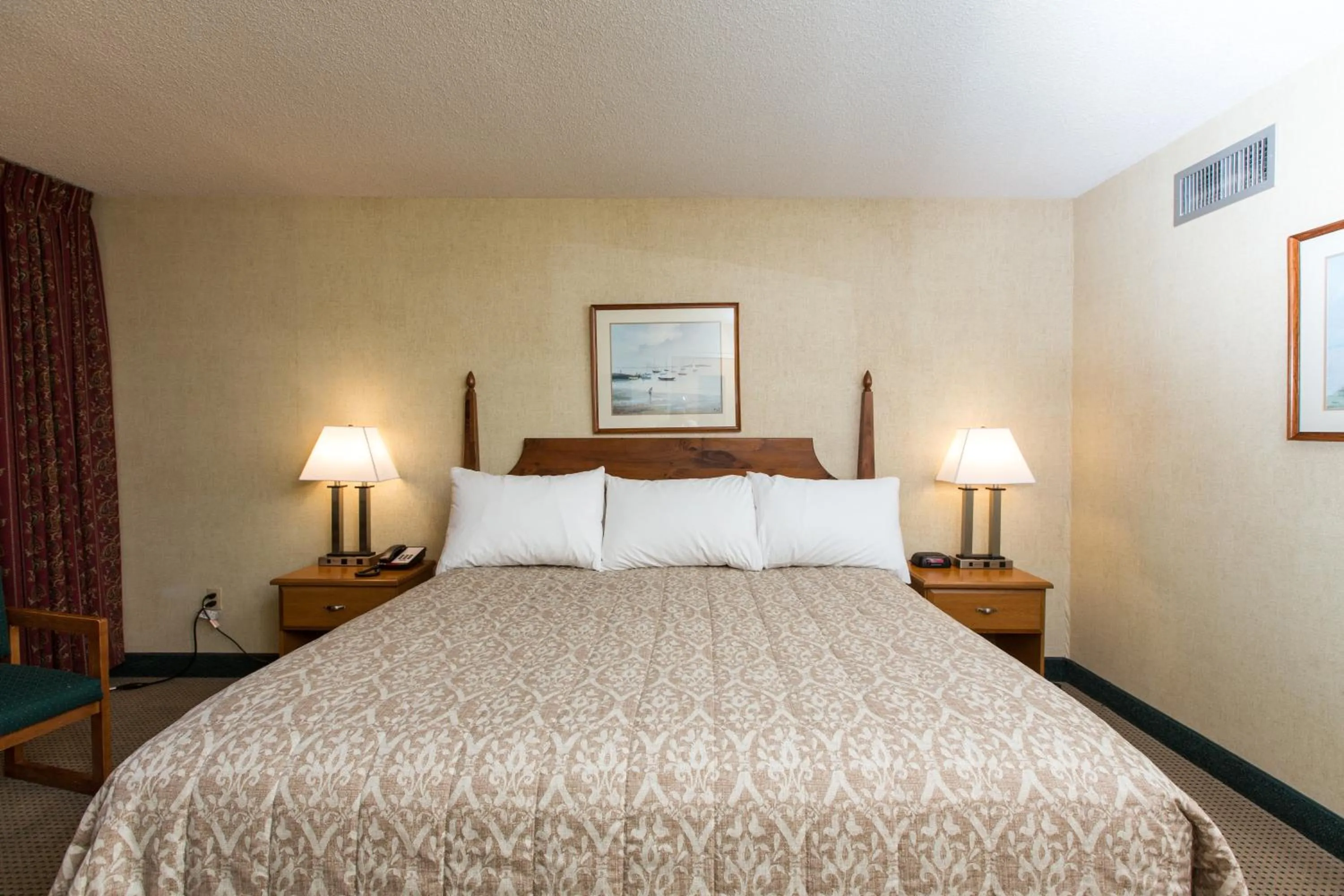 Bed in Commodores Inn