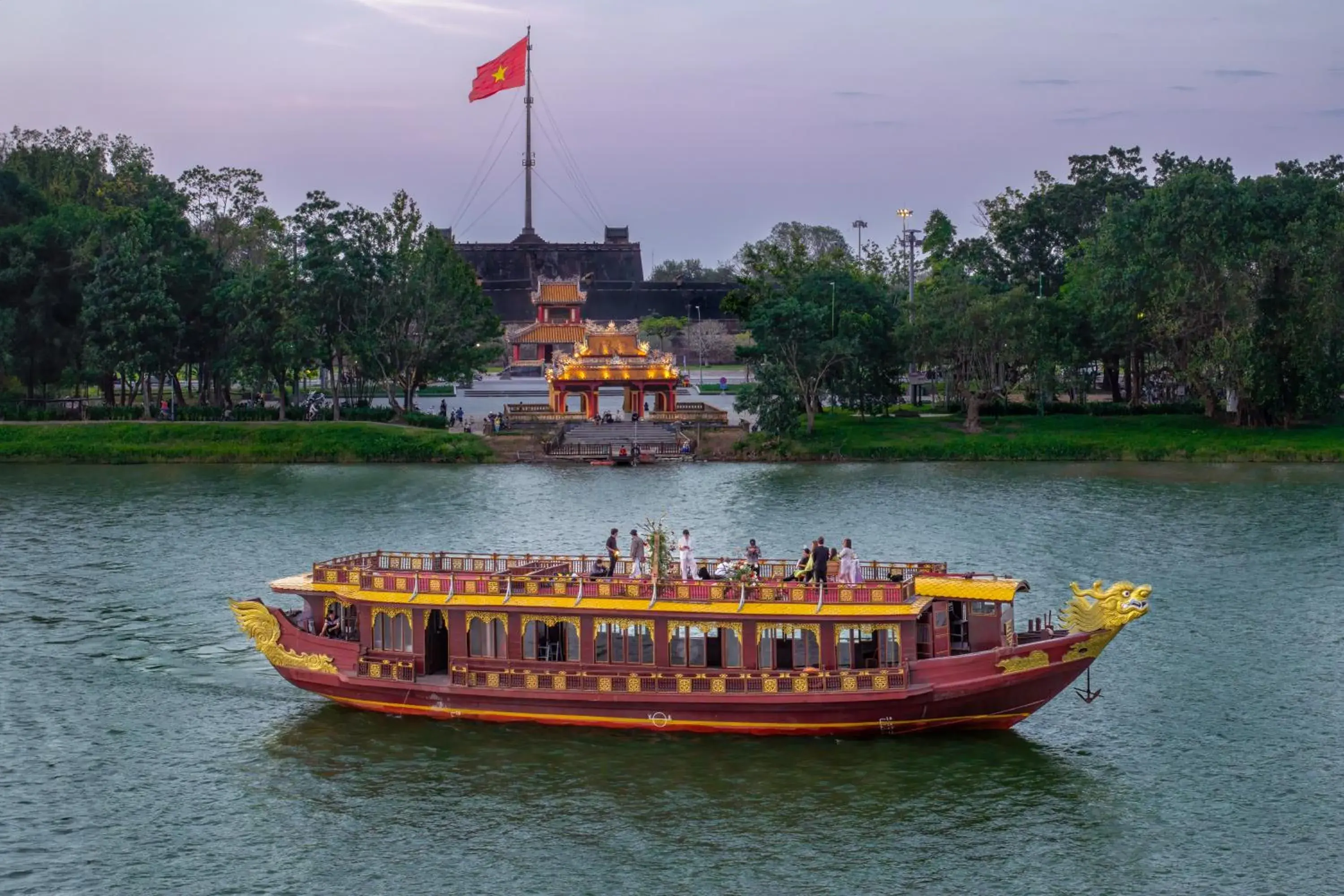 Deluxe Double or Twin Room with Lunch Cruise in Rosaleen Boutique Hotel Deluxe Double or Twin Room with Lunch Cruise in Rosaleen Boutique Hotel