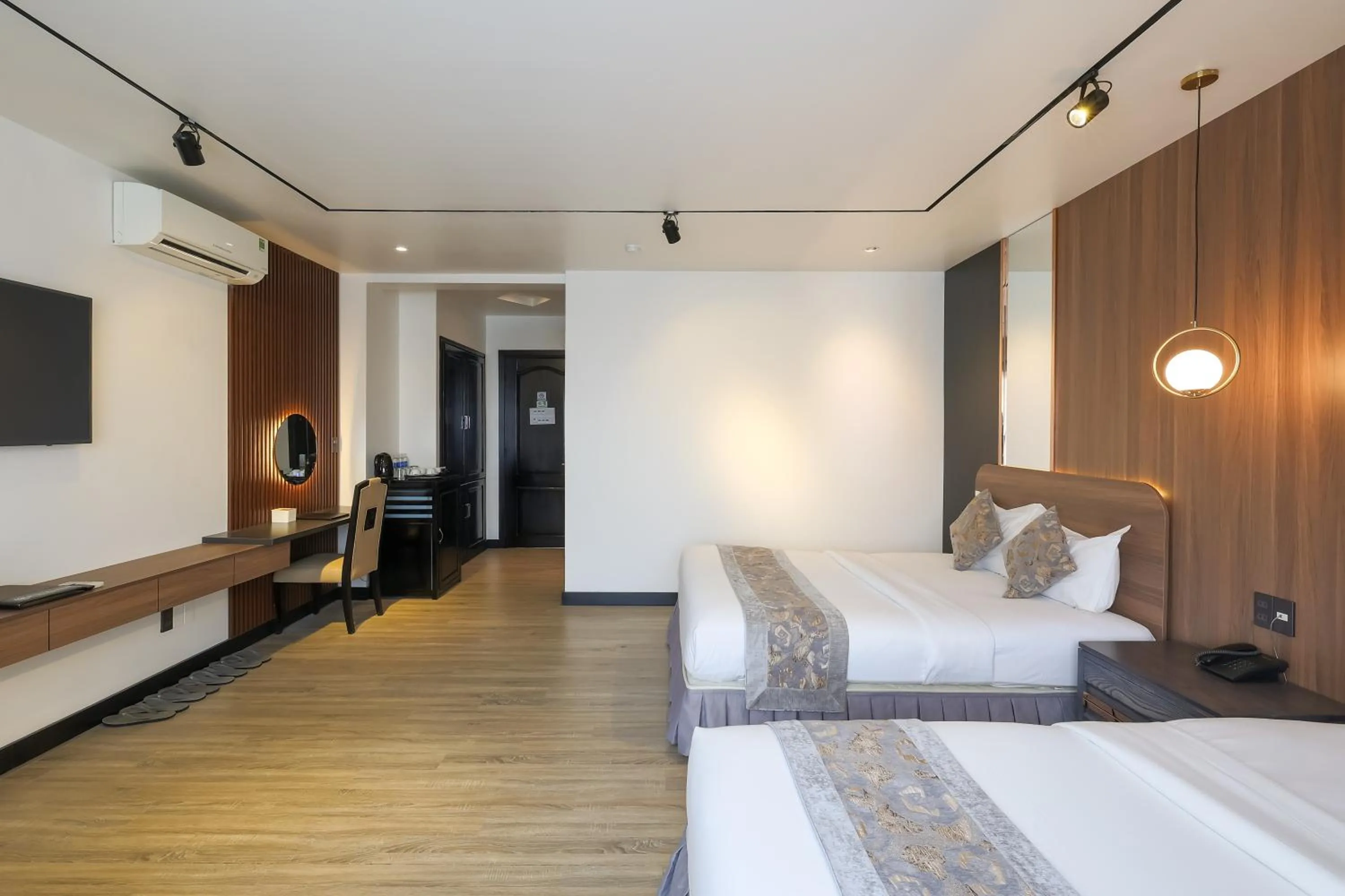 Photo of the whole room, Bed in Rosaleen Boutique Hotel