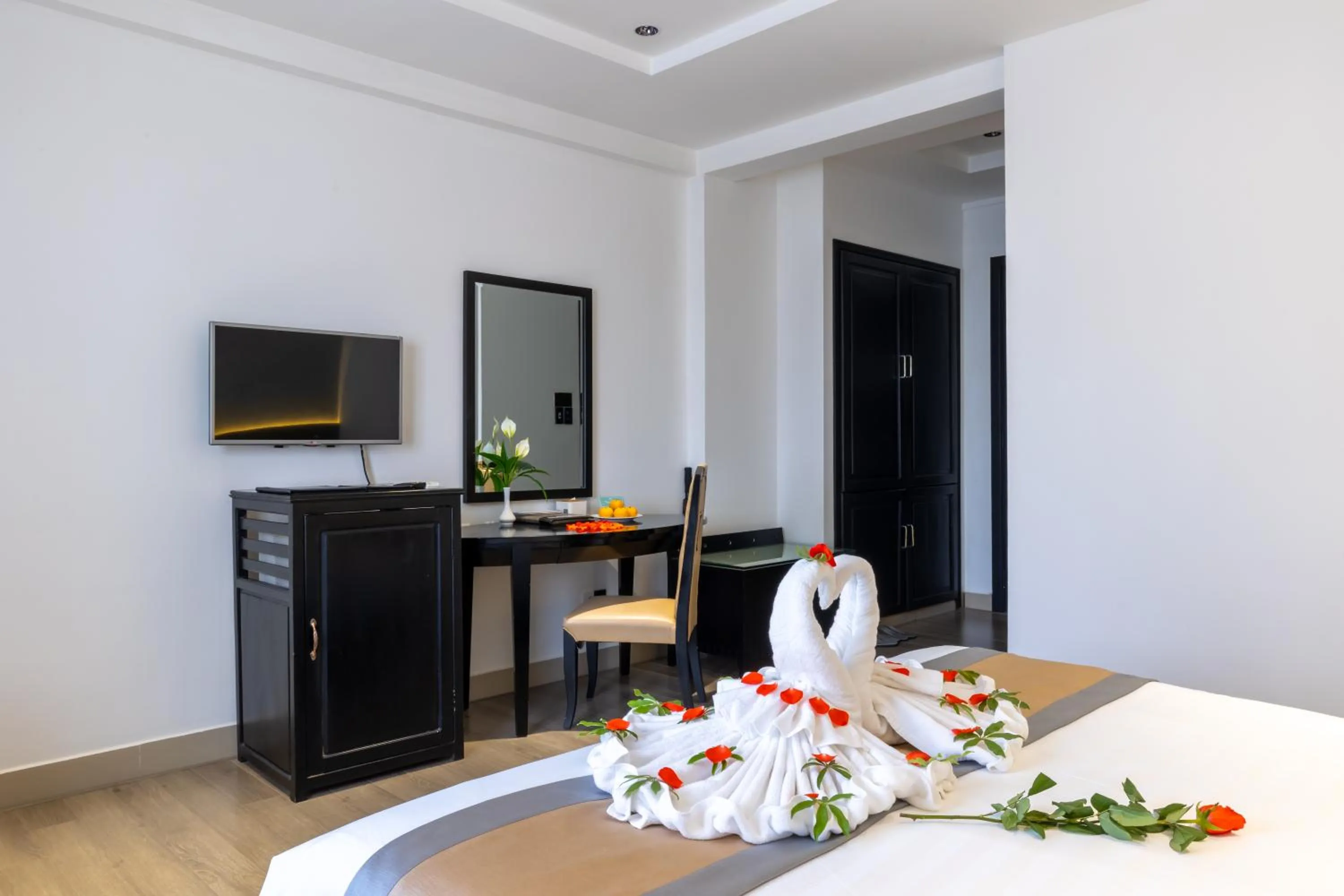 TV and multimedia, Bed in Rosaleen Boutique Hotel